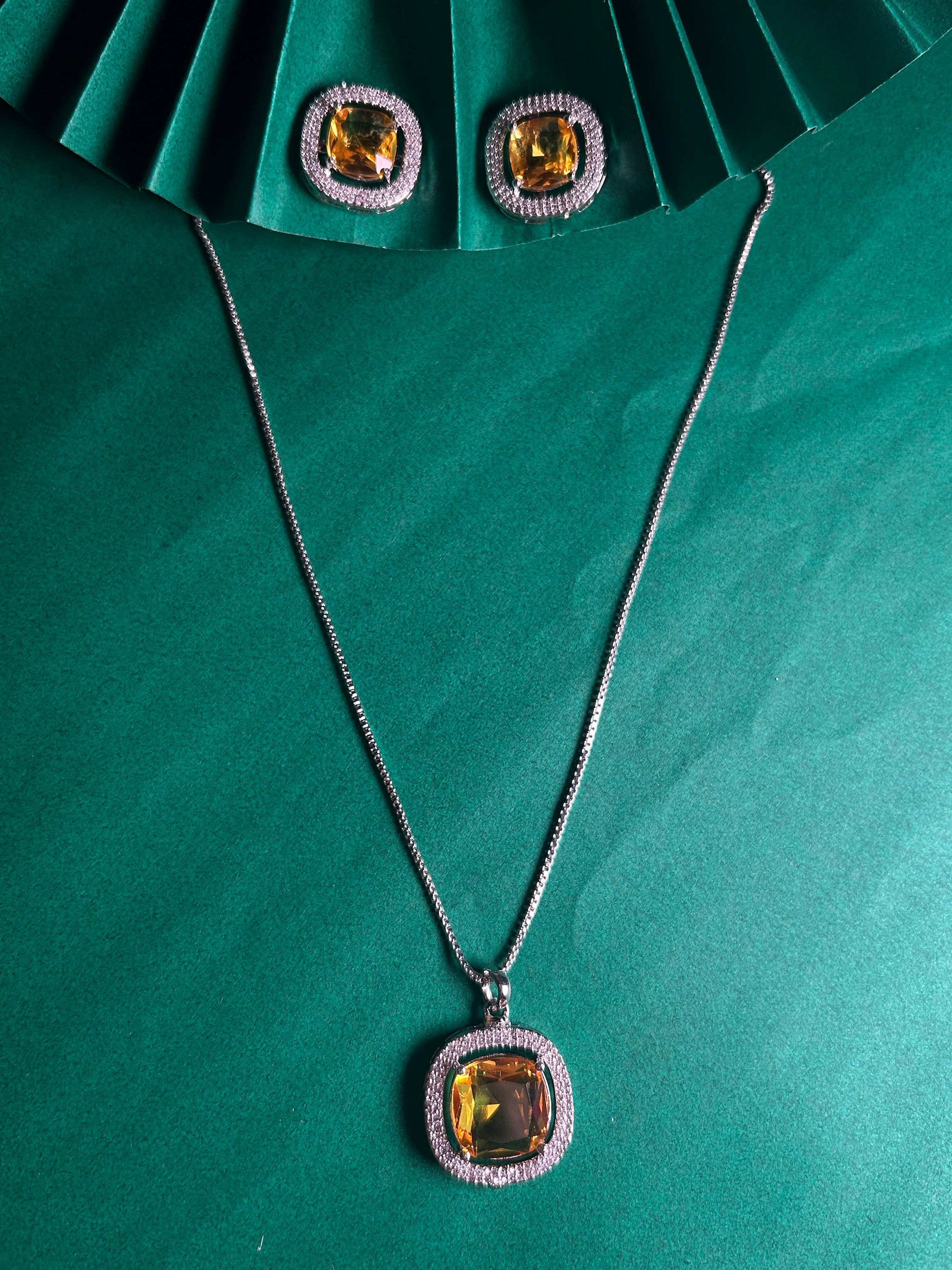 Savana Diamond Earing & Pendant Set - Image 10