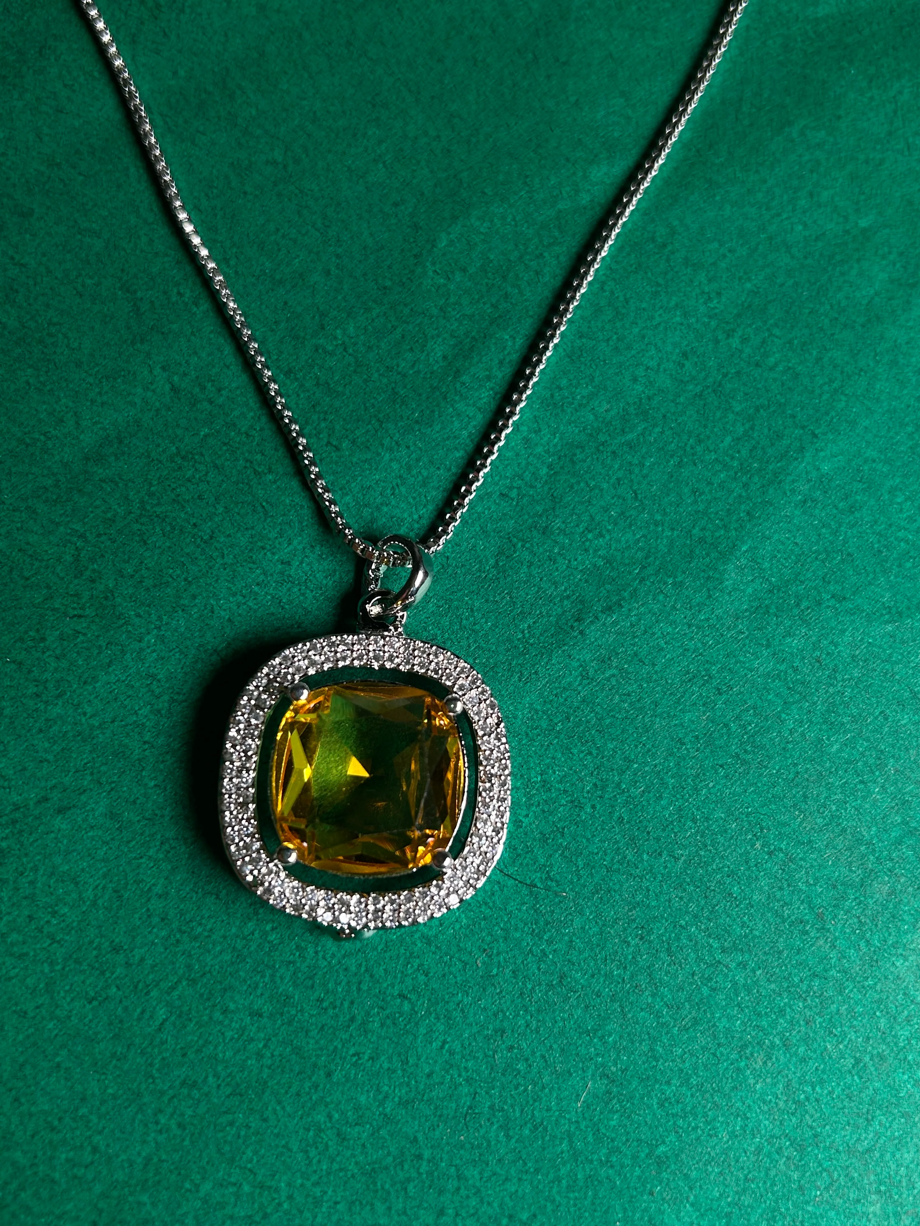Savana Diamond Earing & Pendant Set - Image 11