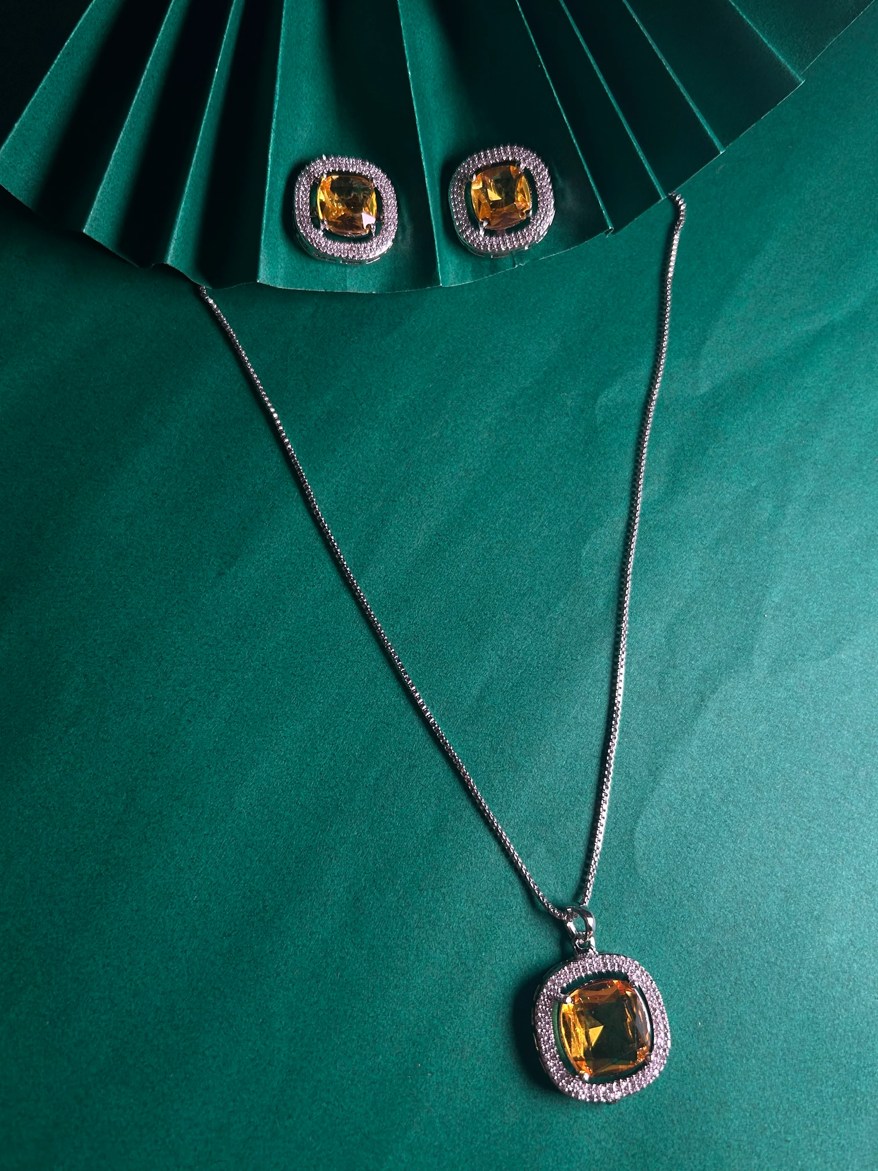 Savana Diamond Earing & Pendant Set - Image 8