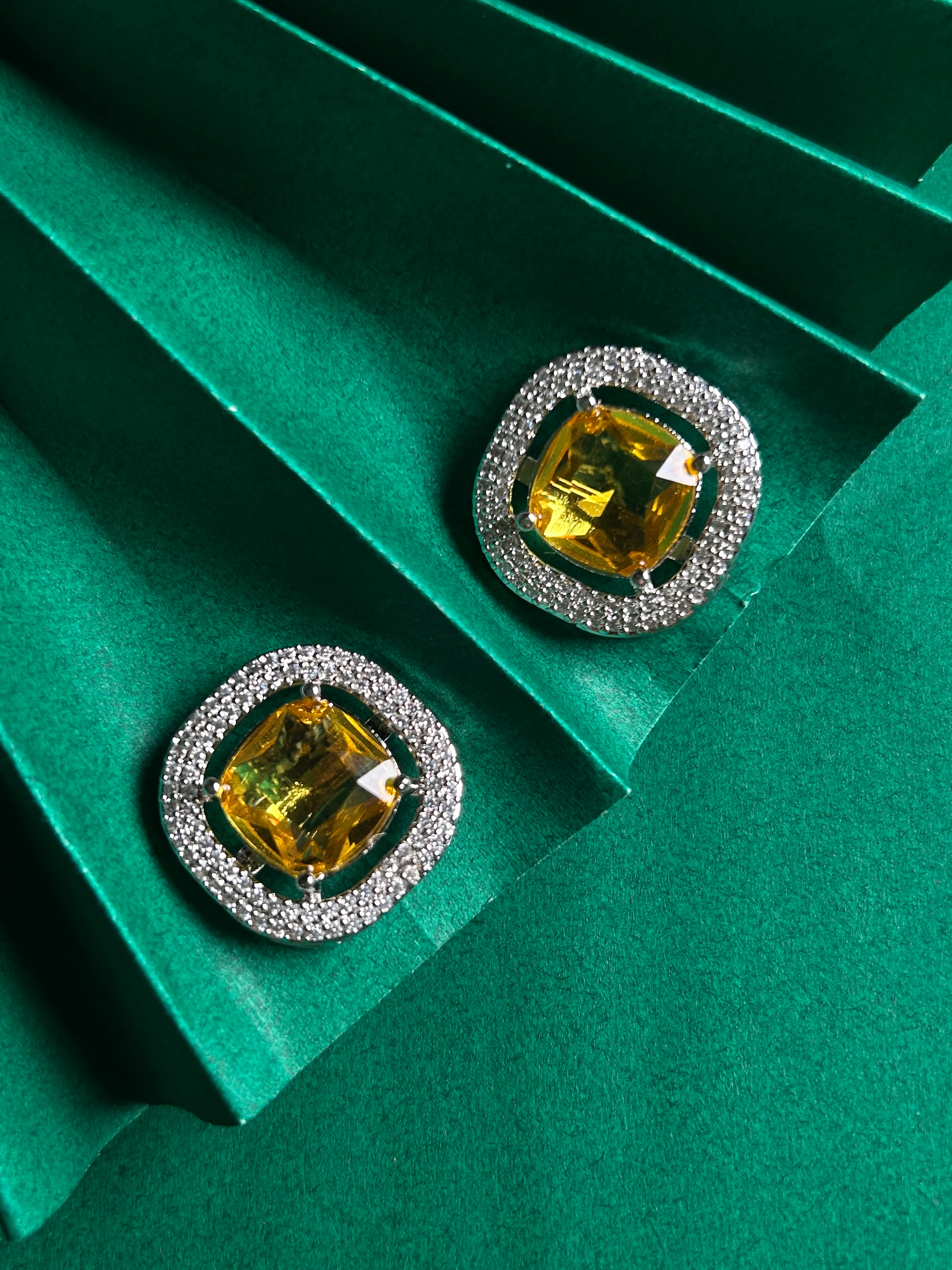 Savana Diamond Earing & Pendant Set - Image 9