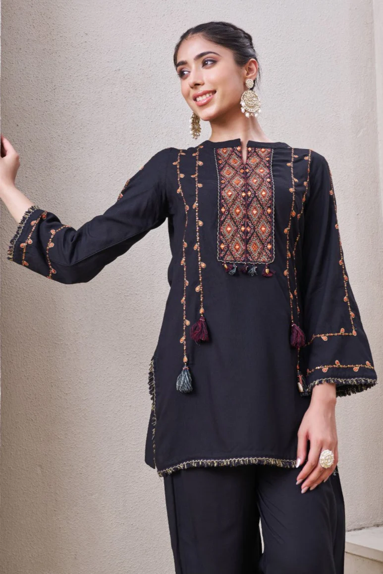 Stravi taupe embroidery co-ord set - Image 2