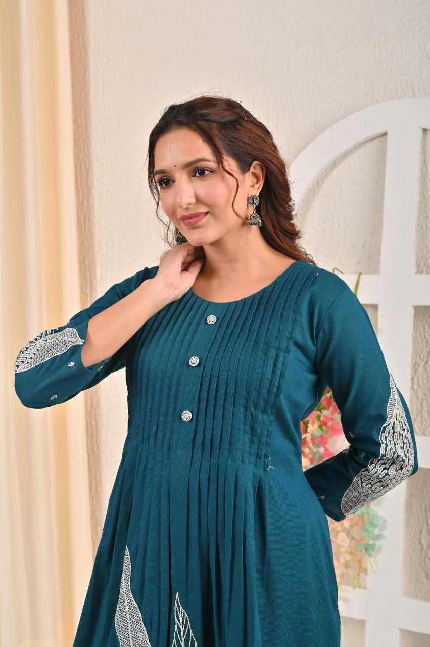 Sarvari Teal Emroidered Kurta Pant Set - Image 2