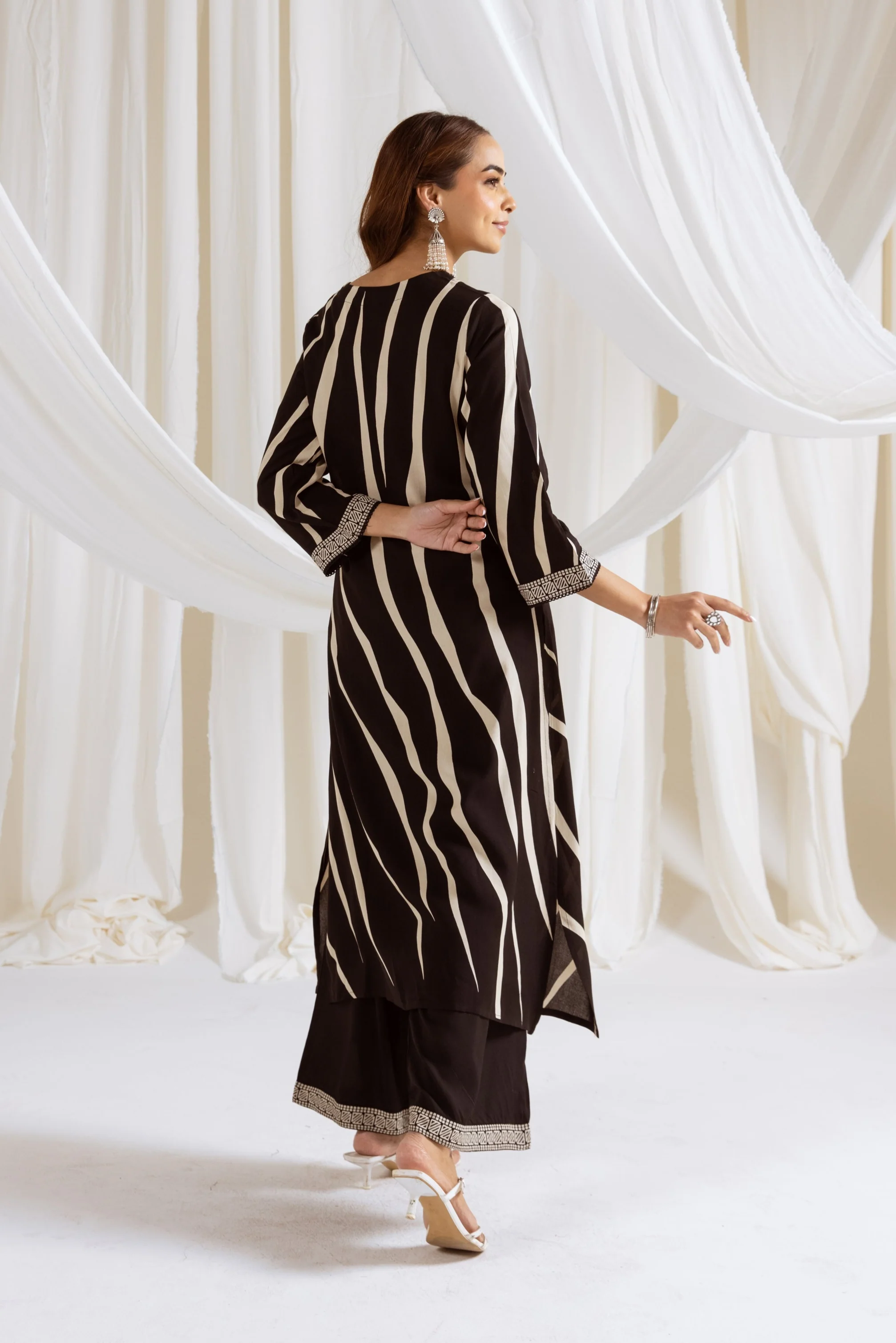 Bakul Raven Printed Kurta pant set - Image 3