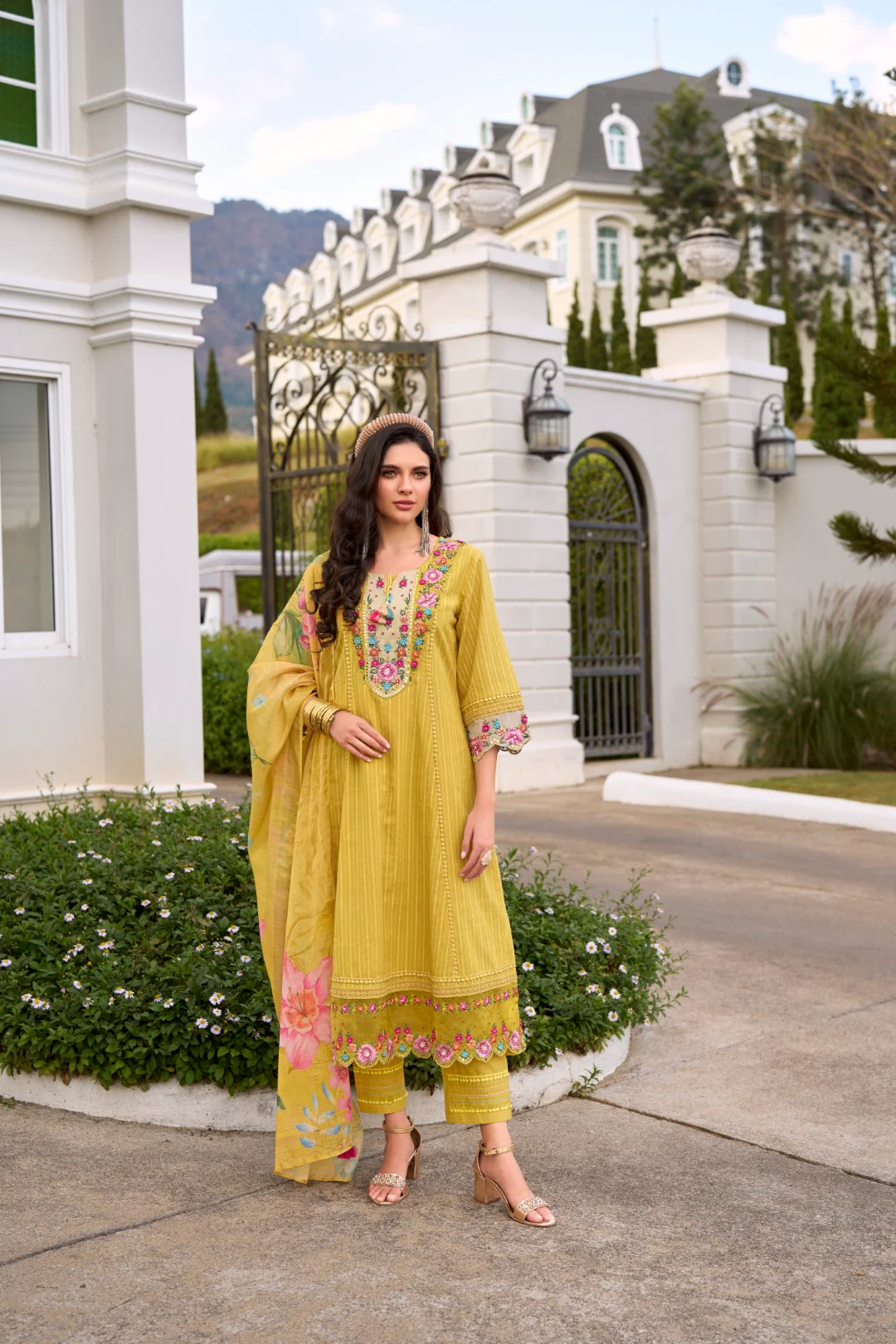 Akya Amber Embroidery Suit Set - Image 4