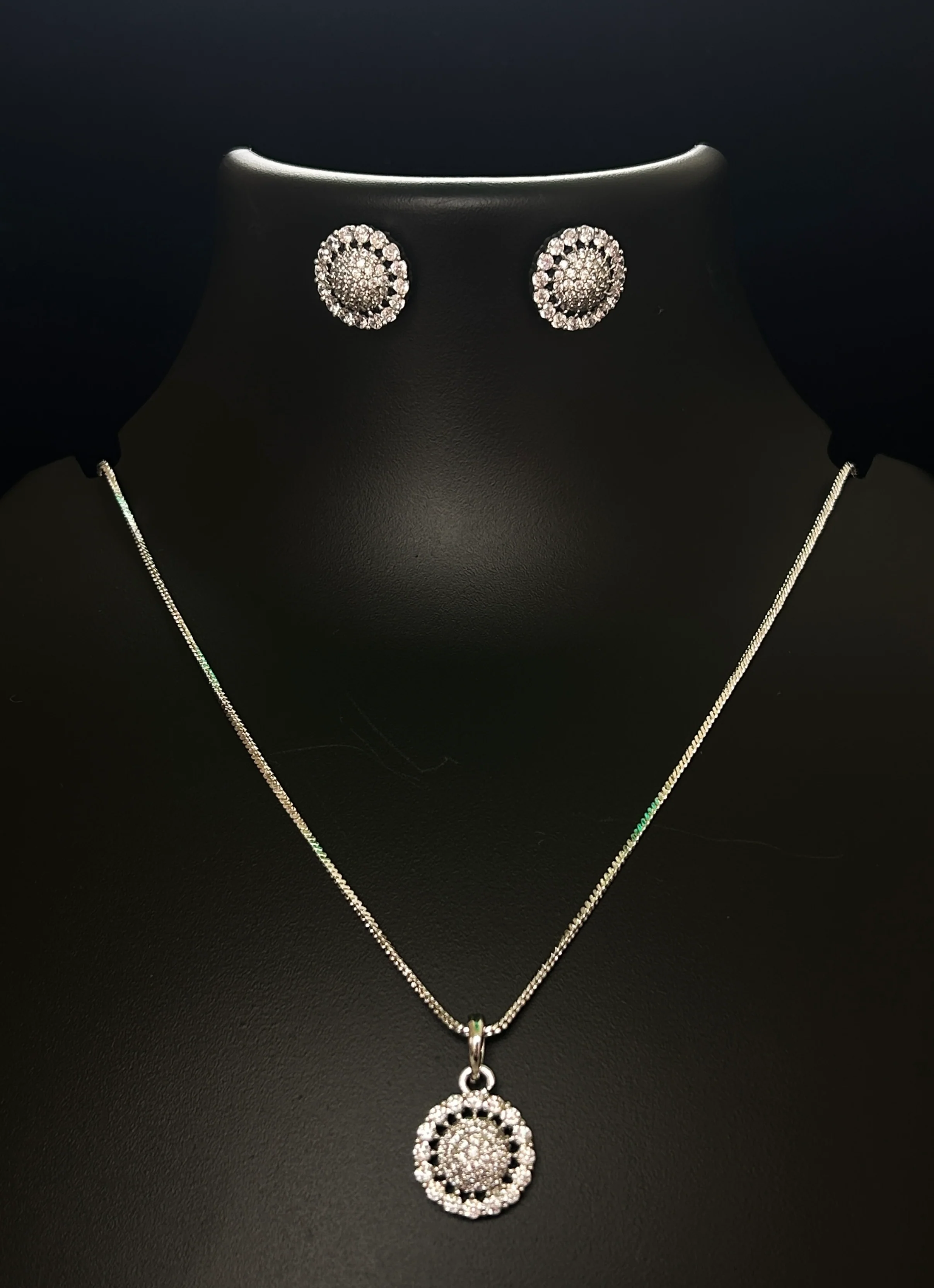 ANTAARA SUN DIAMOND EARINGS AND PENDANT SET - Image 14
