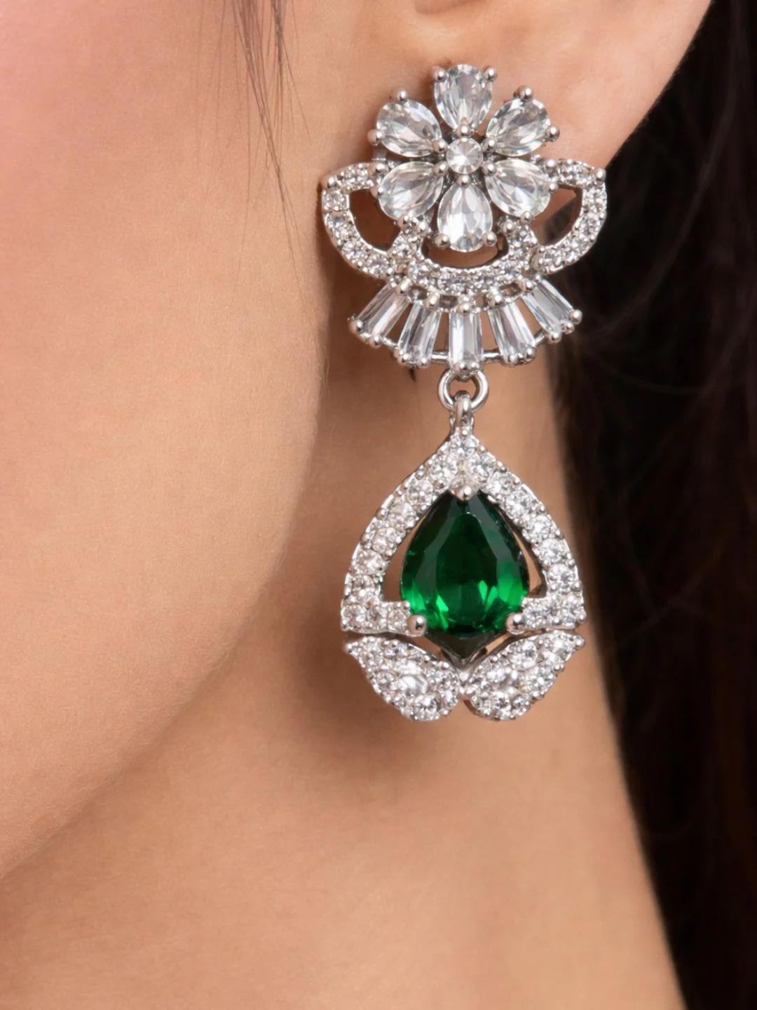 Alankrita Diamond Earings - Image 4