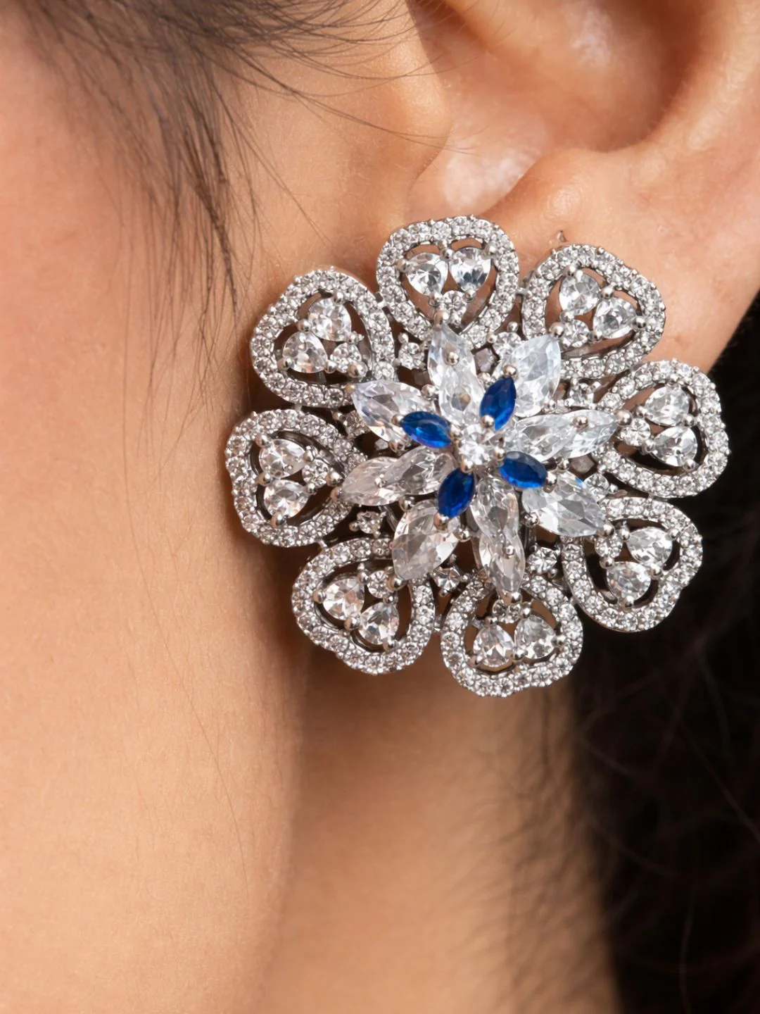 Alankrita Diamond Earings - Image 4