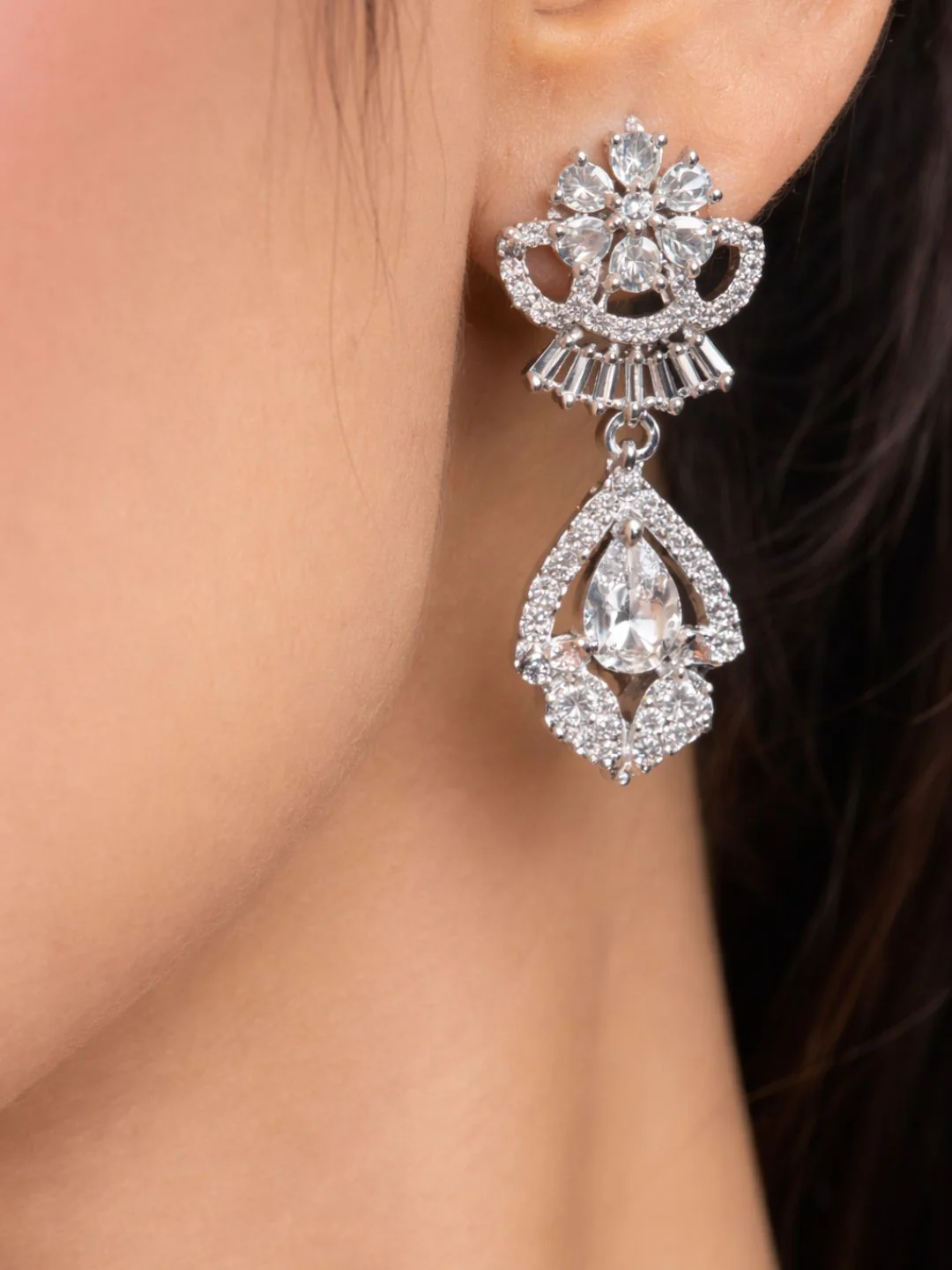 Alankrita Diamond Earings - Image 4