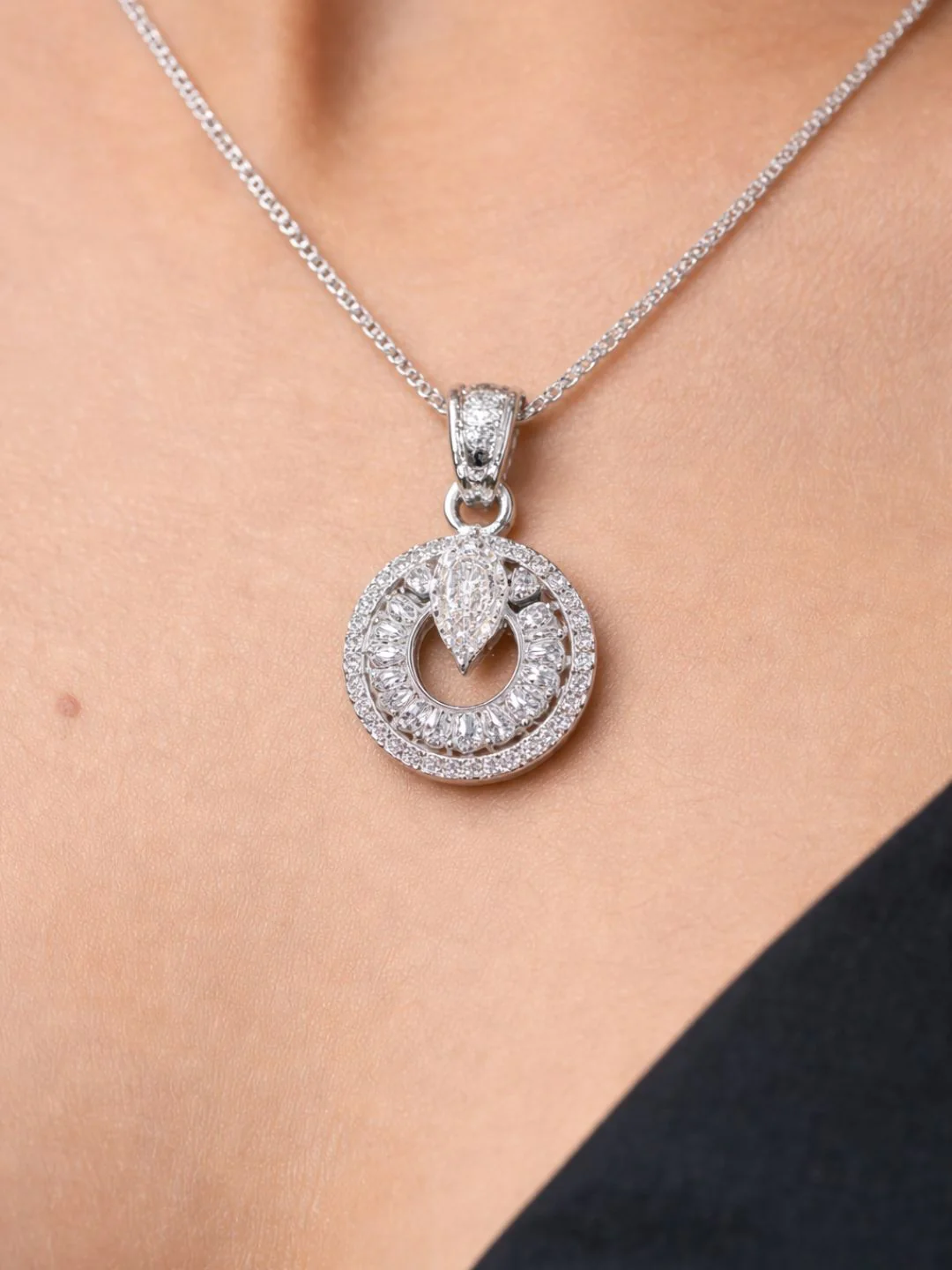 Alankrita Diamond earing & pendant stud - Image 3