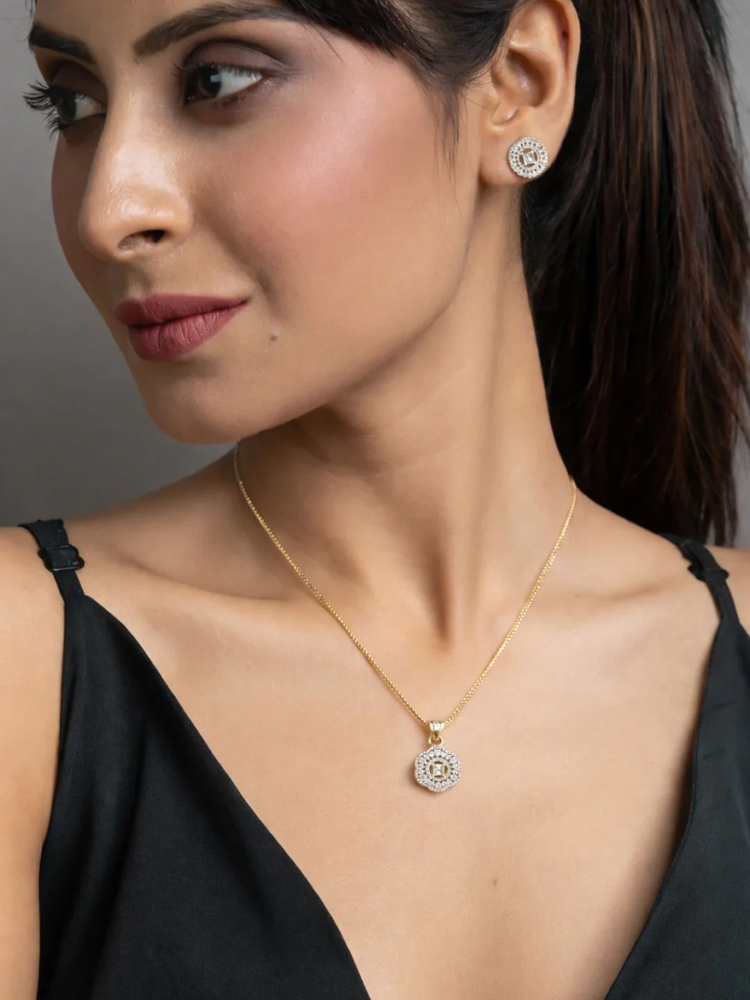 Alankrita Diamond earing & pendant stud - Image 7