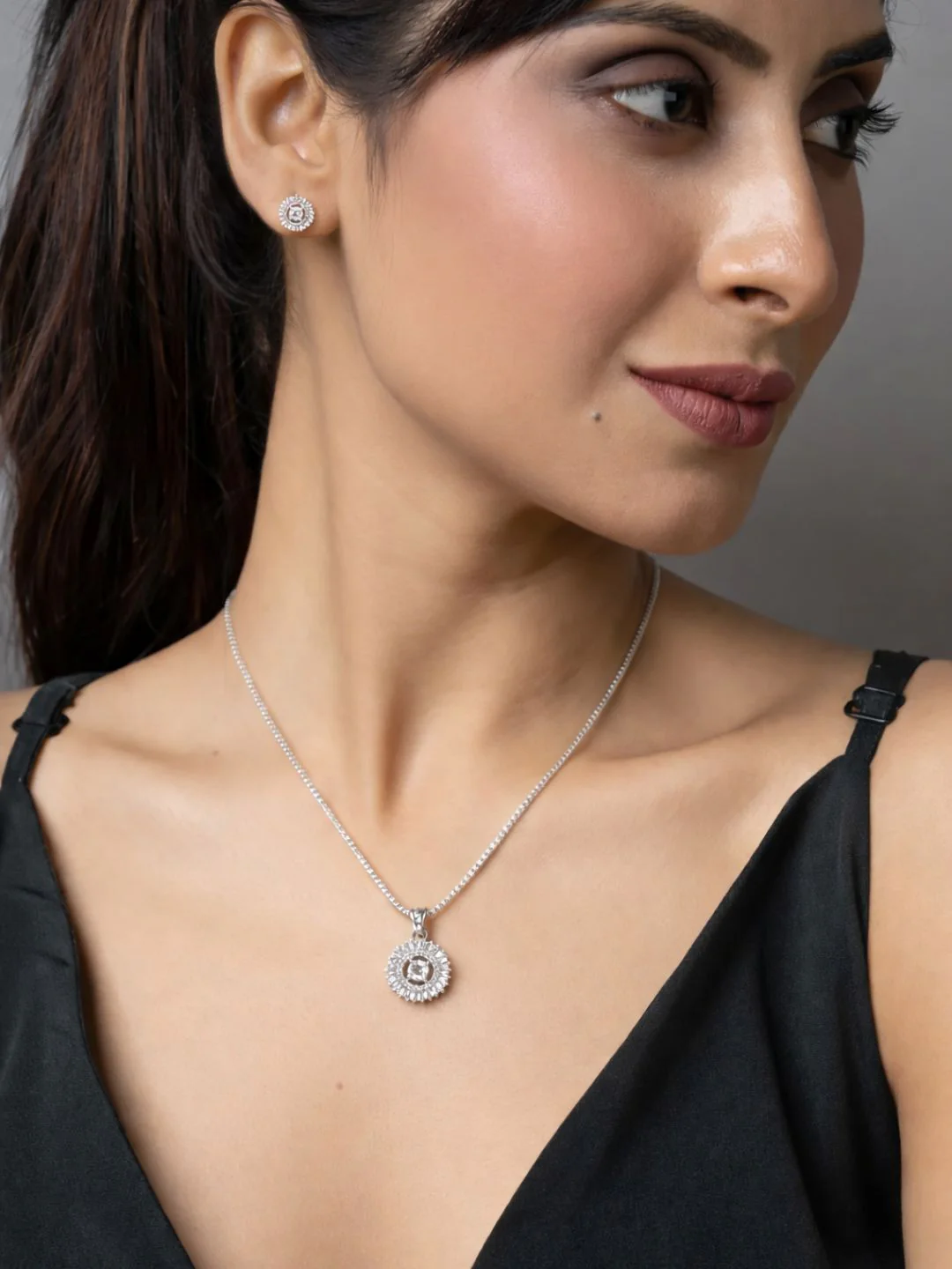 Alankrita Diamond earing & pendant stud - Image 6