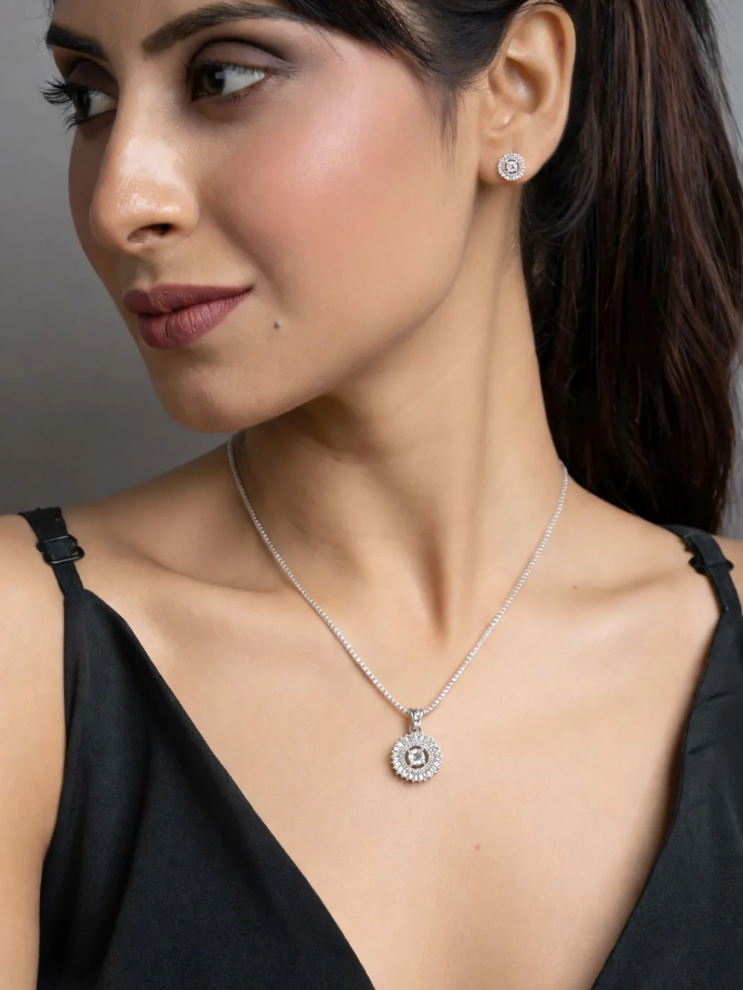 Alankrita Diamond earing & pendant stud - Image 7