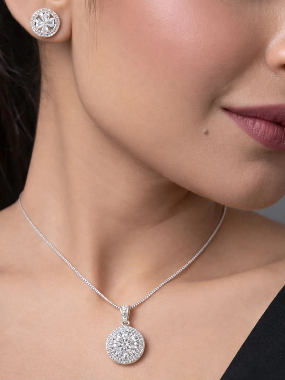 Alankrita Diamond earing & pendant stud - Image 2