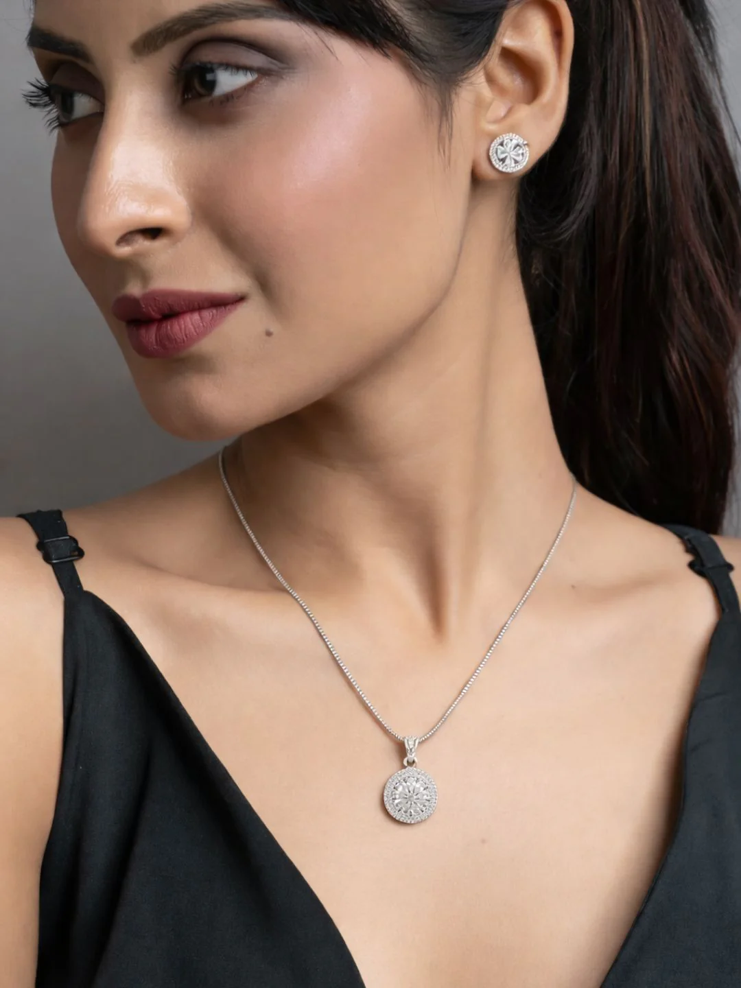 Alankrita Diamond earing & pendant stud - Image 6