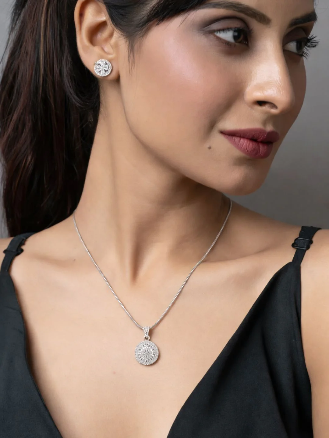 Alankrita Diamond earing & pendant stud - Image 7