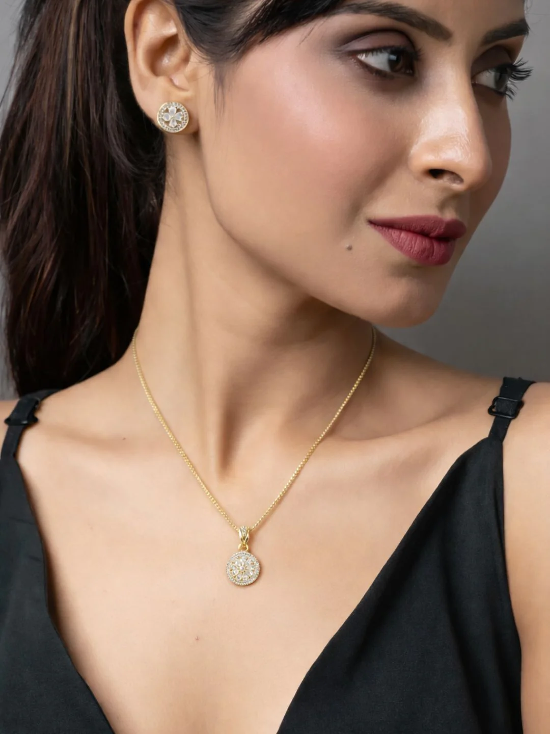 Alankrita Diamond earing & pendant stud - Image 6