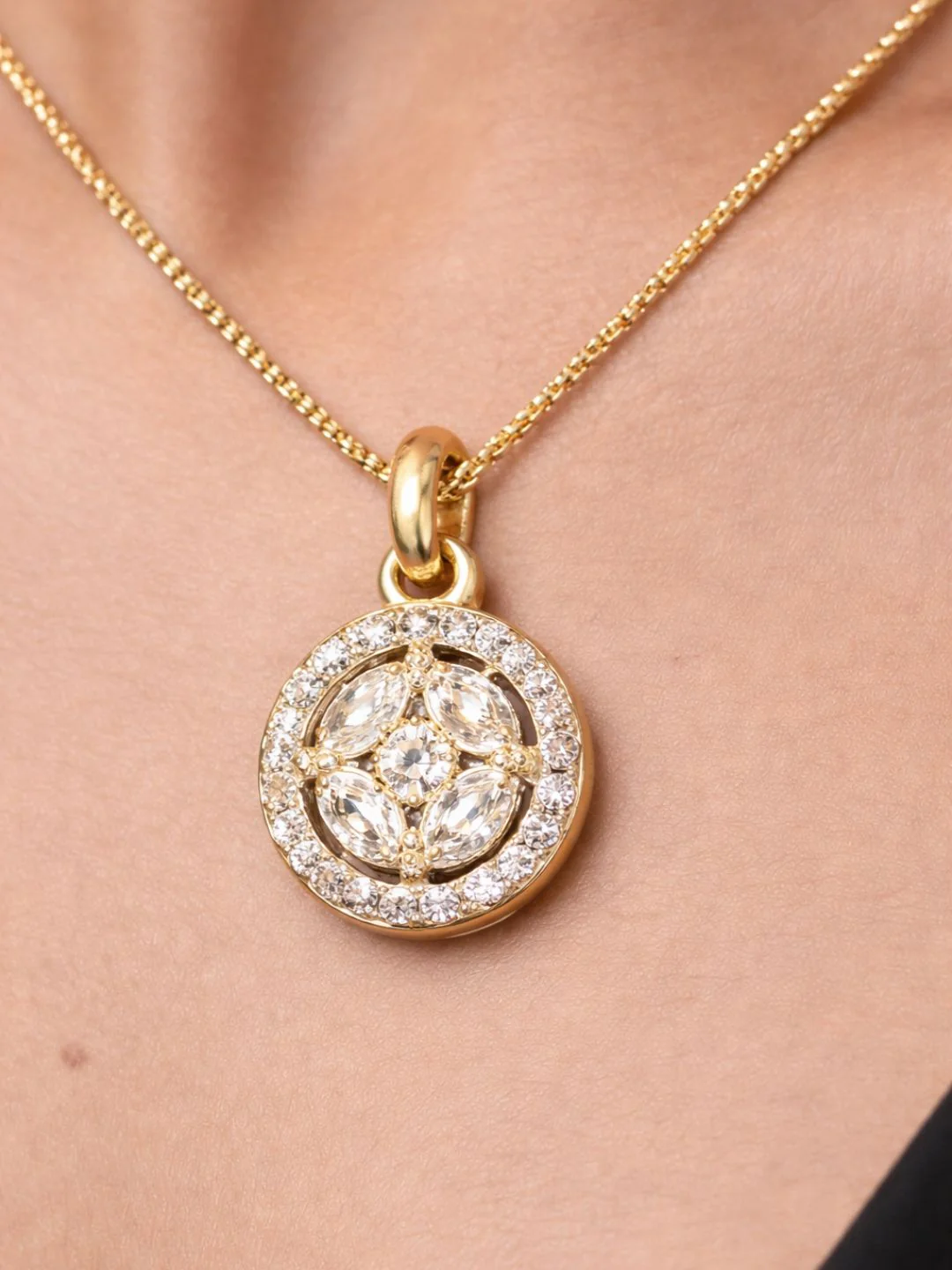 Alankrita Diamond earing & pendant stud - Image 3