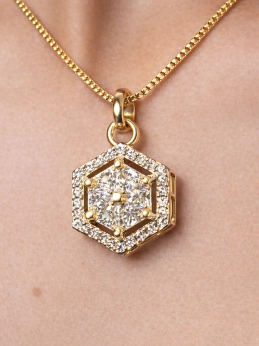 Alankrita Diamond earing & pendant stud - Image 3