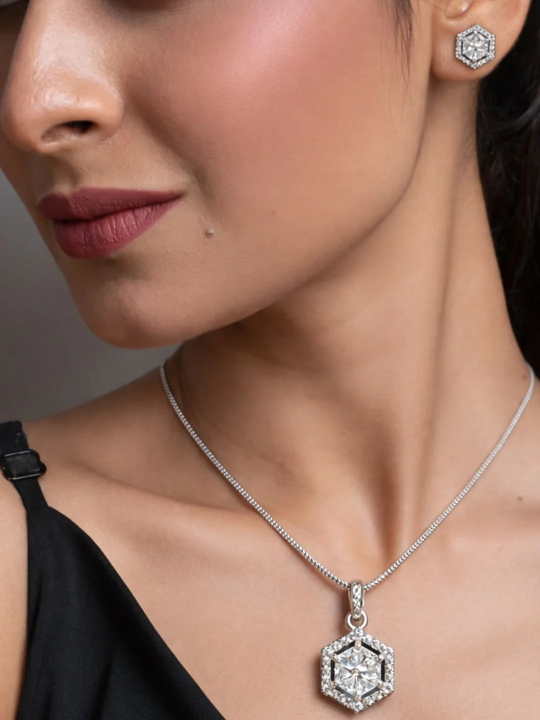 Alankrita Diamond earing & pendant stud - Image 2