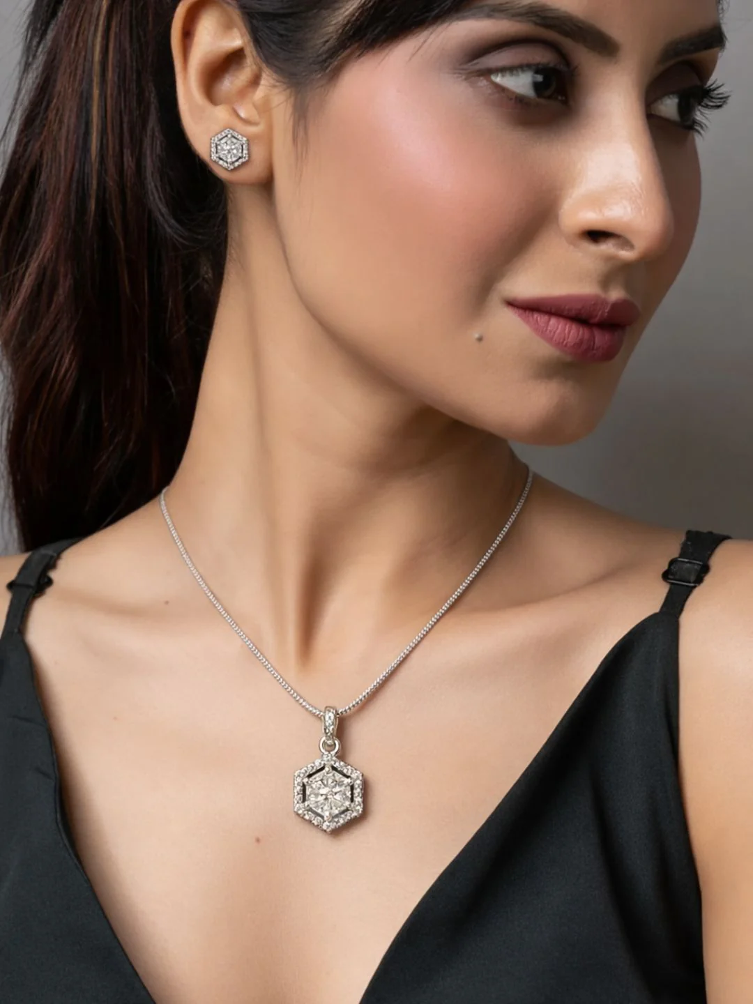 Alankrita Diamond earing & pendant stud - Image 6