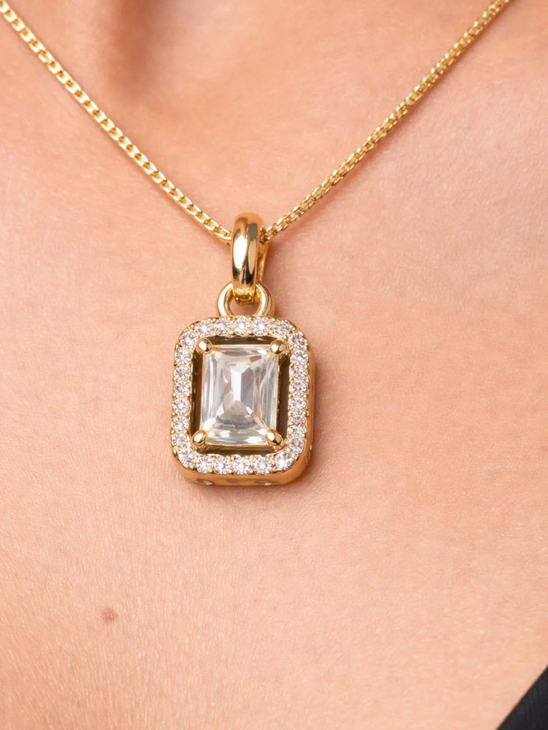 Alankrita Diamond earing & pendant stud - Image 3