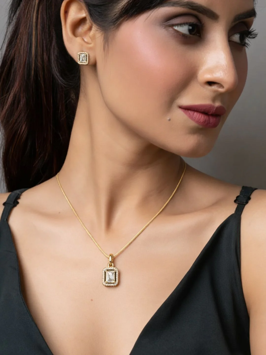 Alankrita Diamond earing & pendant stud - Image 6