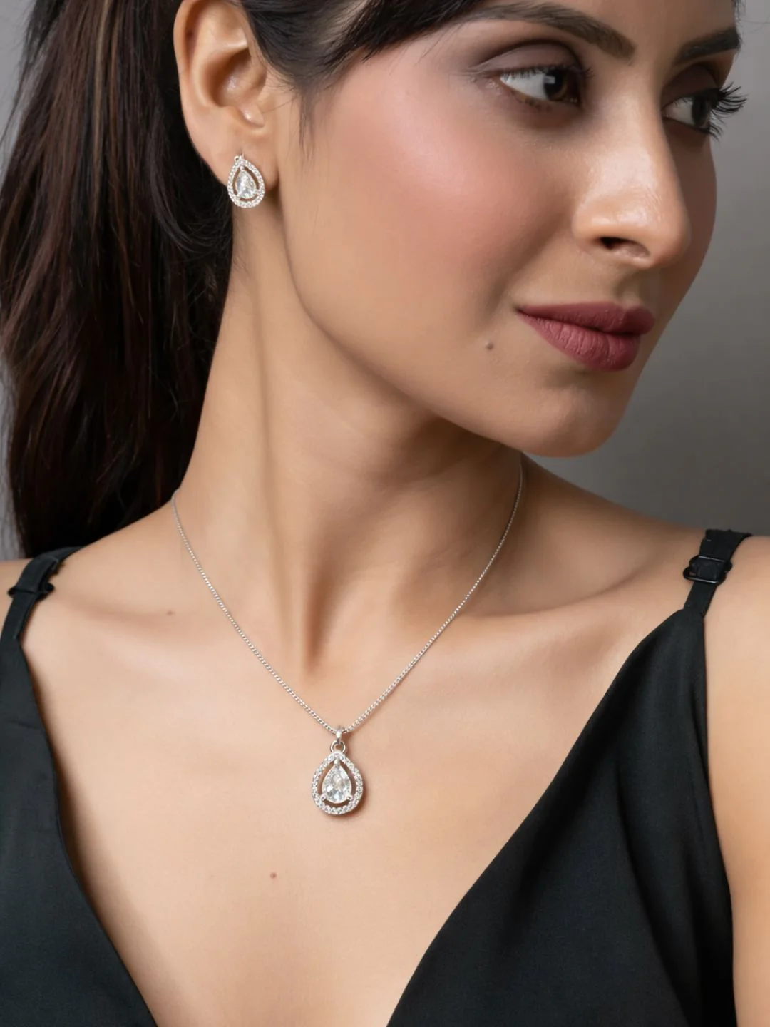 Alankrita Diamond earing & pendant stud - Image 6