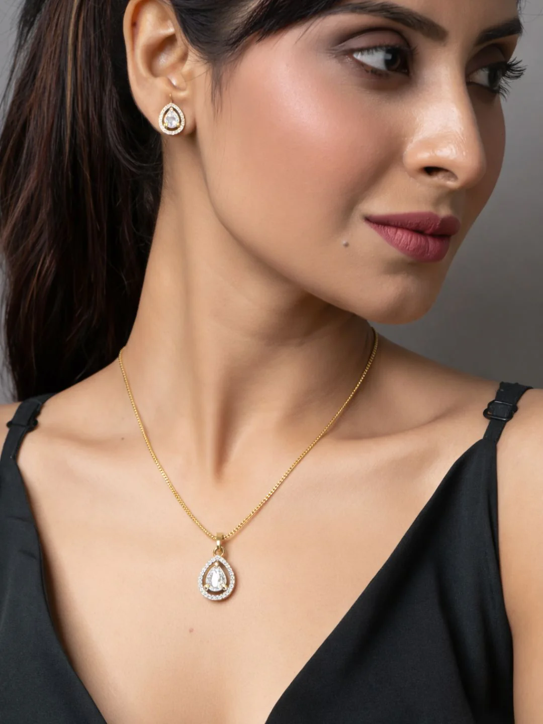 Alankrita Diamond earing & pendant stud - Image 6