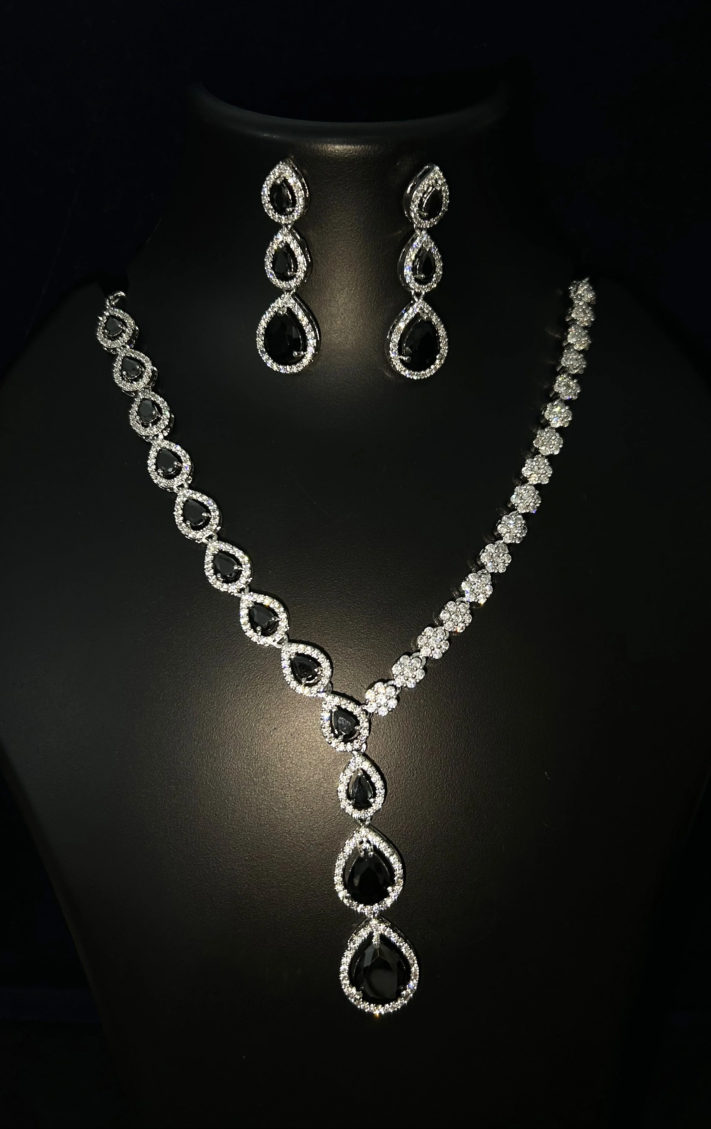Antaara Diamond Necklace with Earings - Image 10