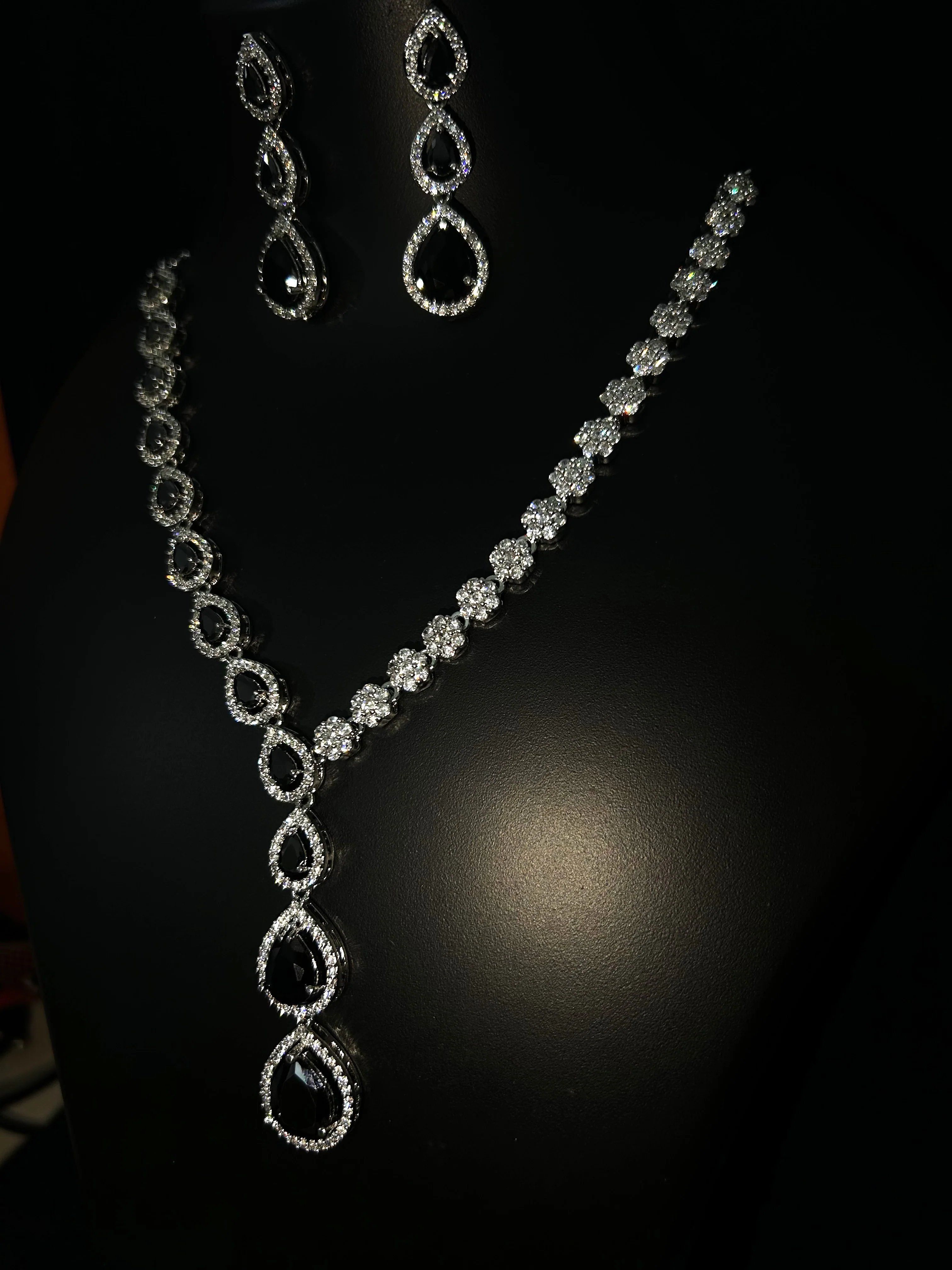 Antaara Diamond Necklace with Earings - Image 13