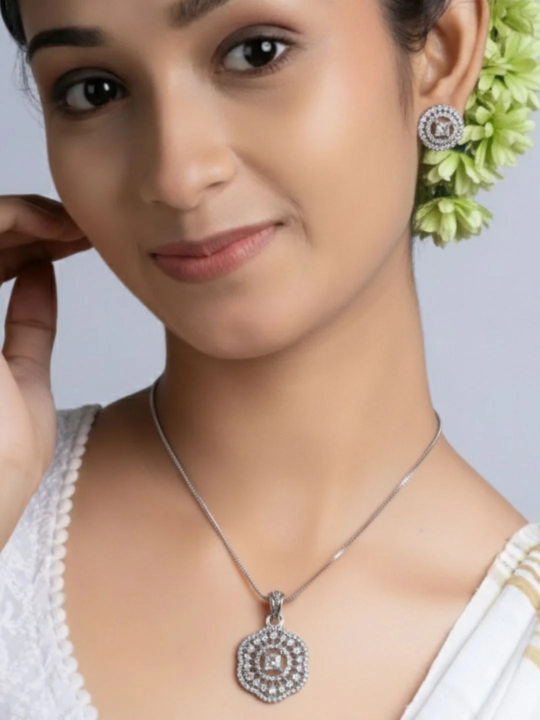 Savana Diamond Earing & Pendant Set - Image 10