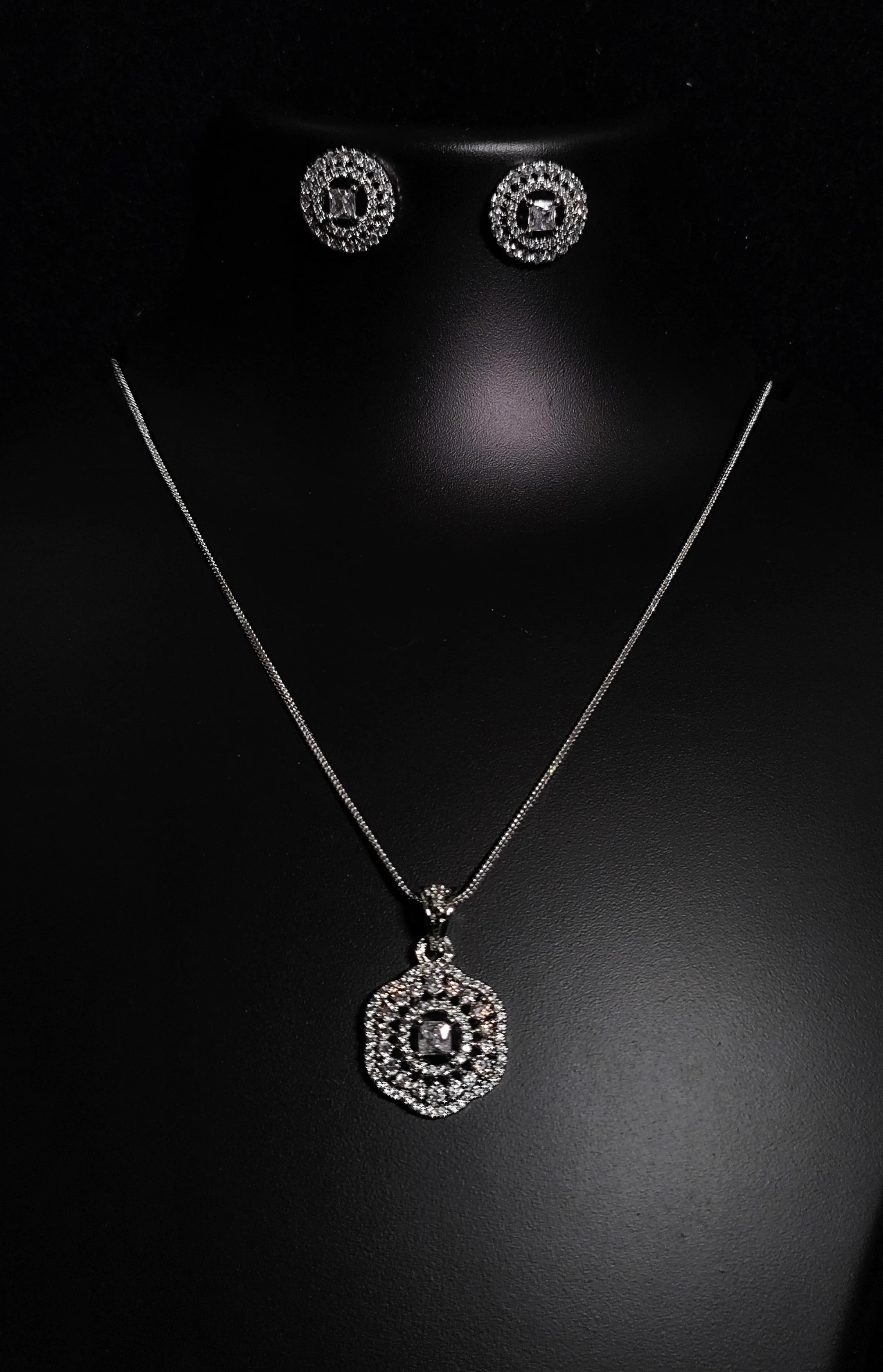 Savana Diamond Earing & Pendant Set - Image 22