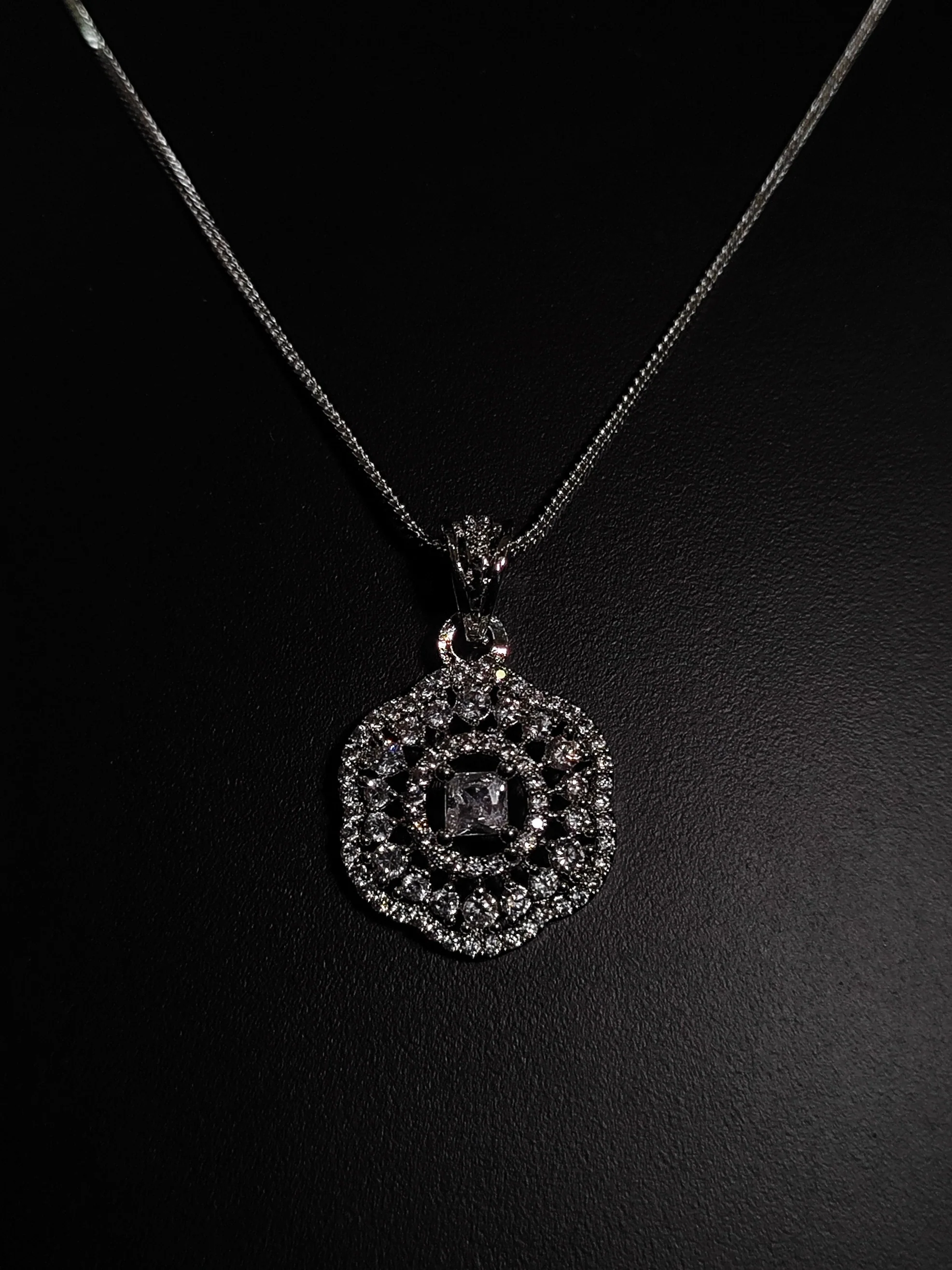 Savana Diamond Earing & Pendant Set - Image 23