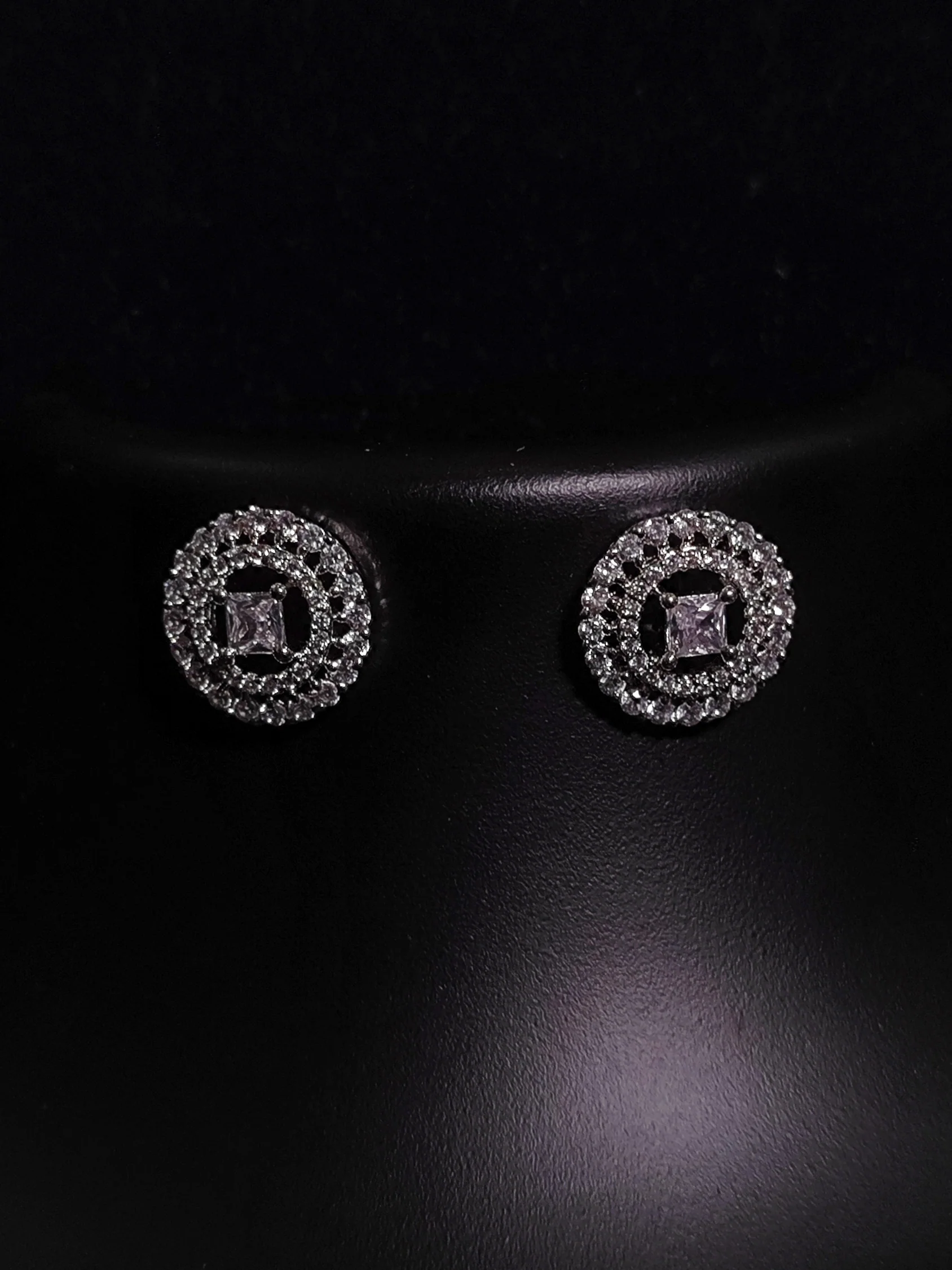Savana Diamond Earing & Pendant Set - Image 24