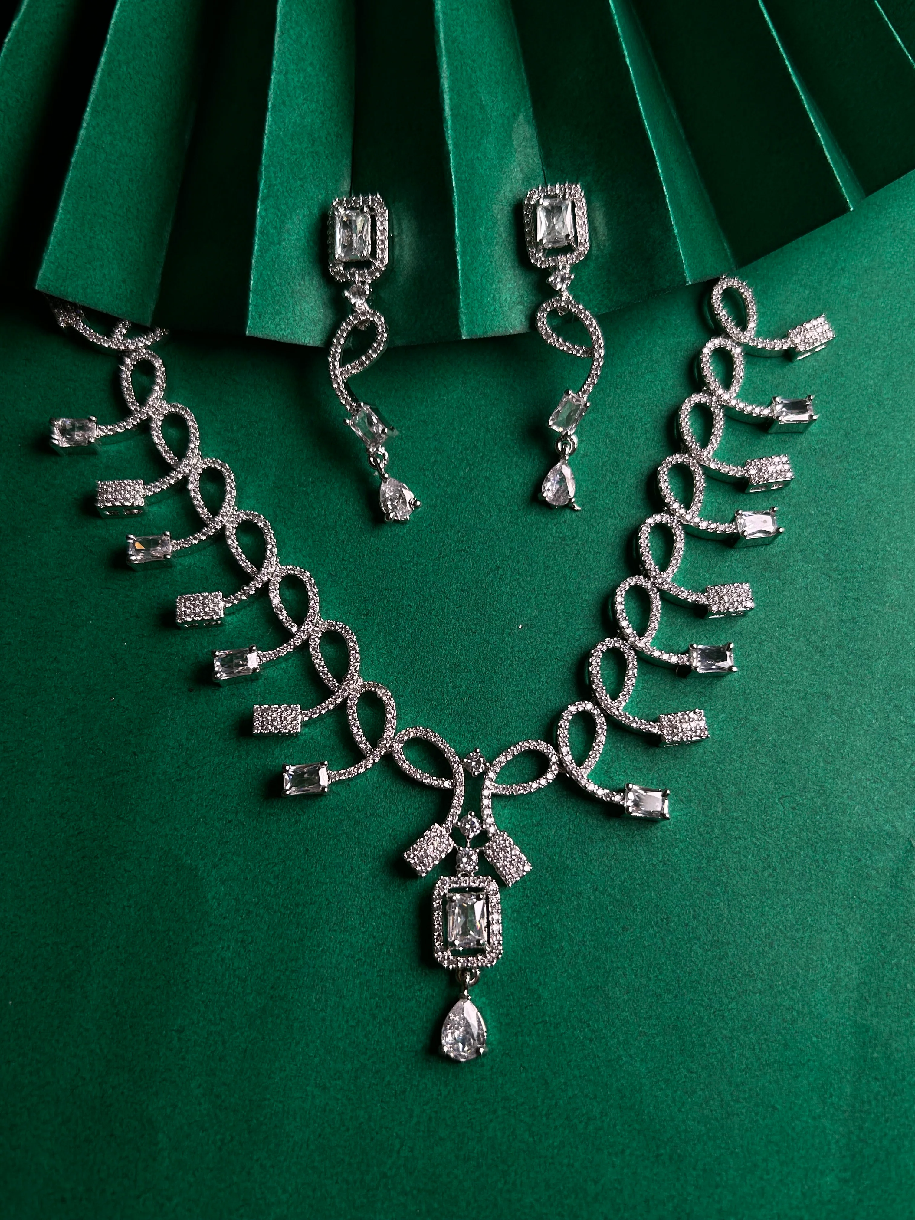 Antaara Diamond Necklace with Earings - Image 10