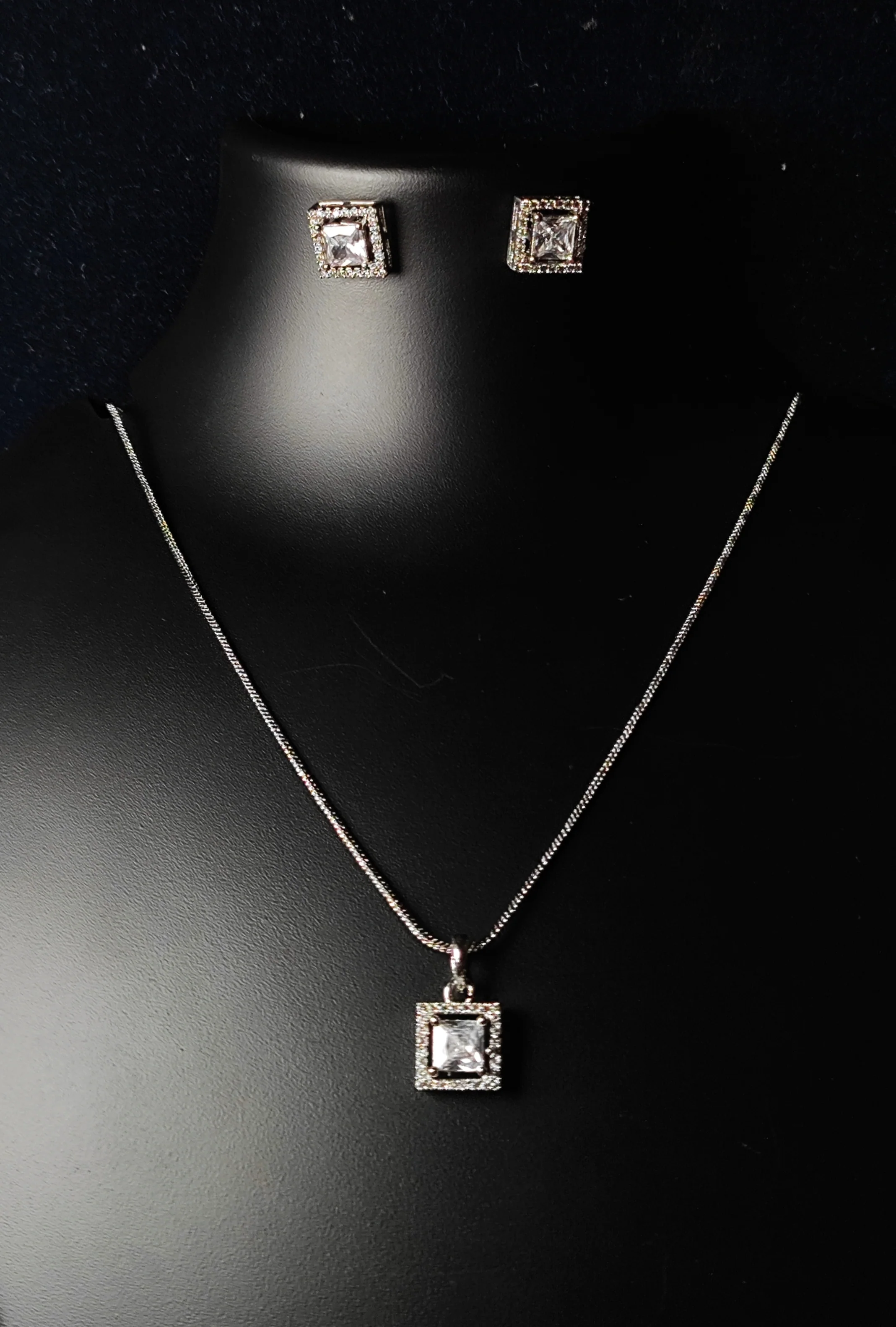 Shama Diamond Earing & Pendant Set - Image 12