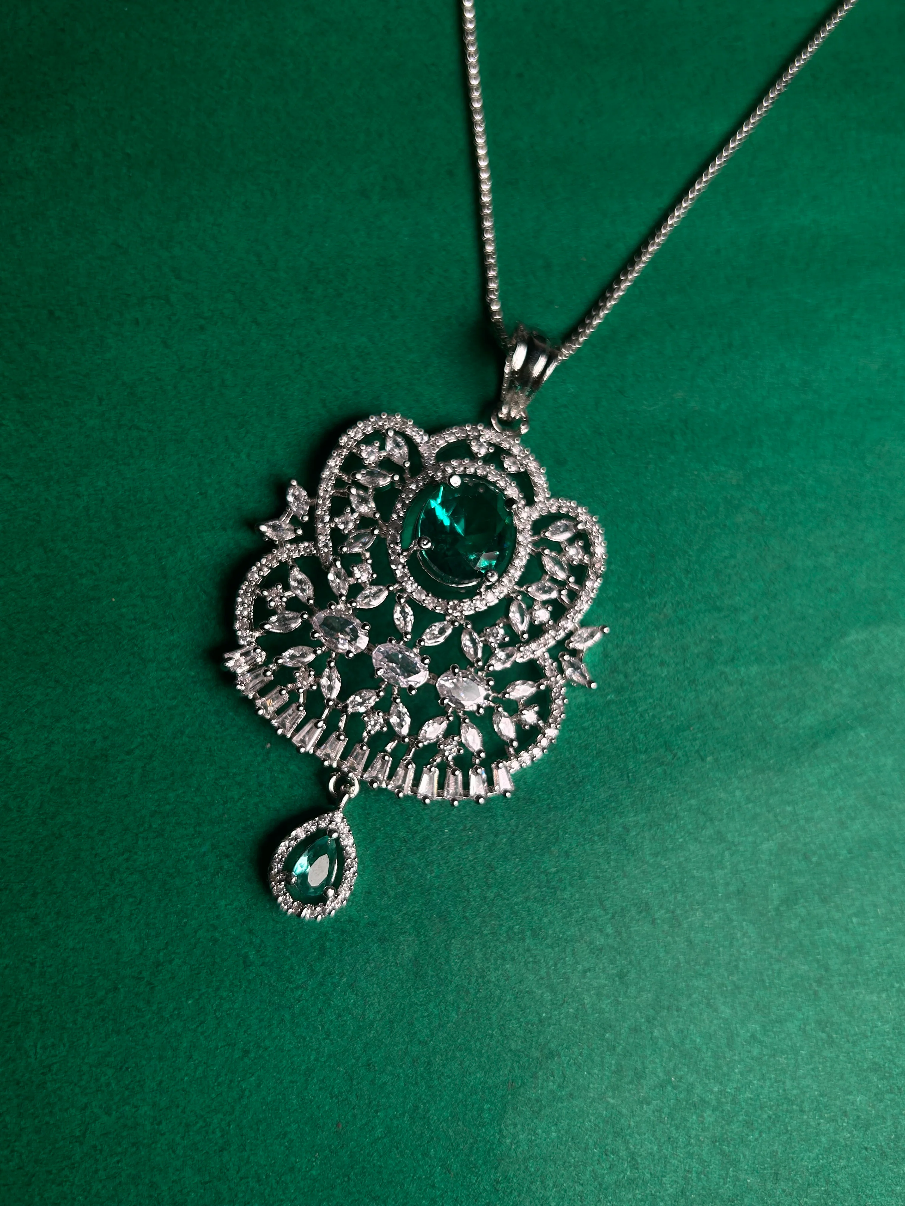 Savana Diamond Earing & Pendant Set - Image 10