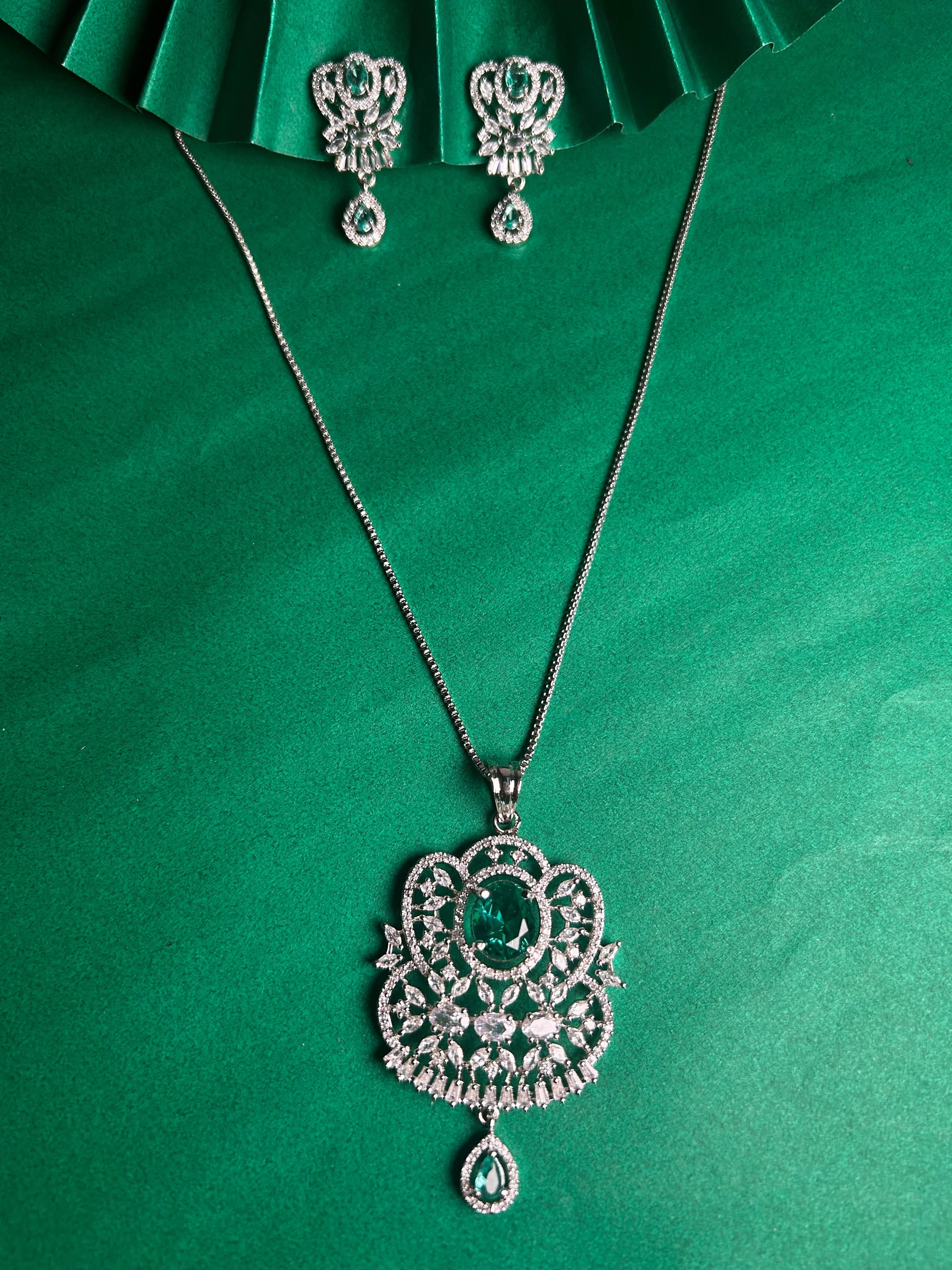Savana Diamond Earing & Pendant Set - Image 11