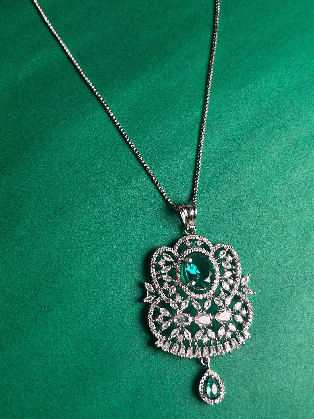 Savana Diamond Earing & Pendant Set - Image 12