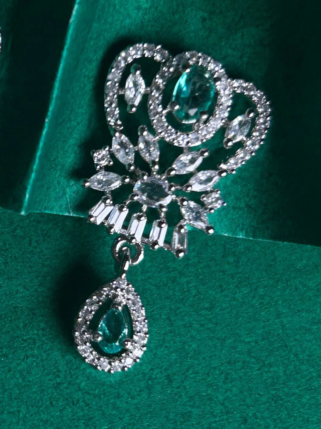 Savana Diamond Earing & Pendant Set - Image 13