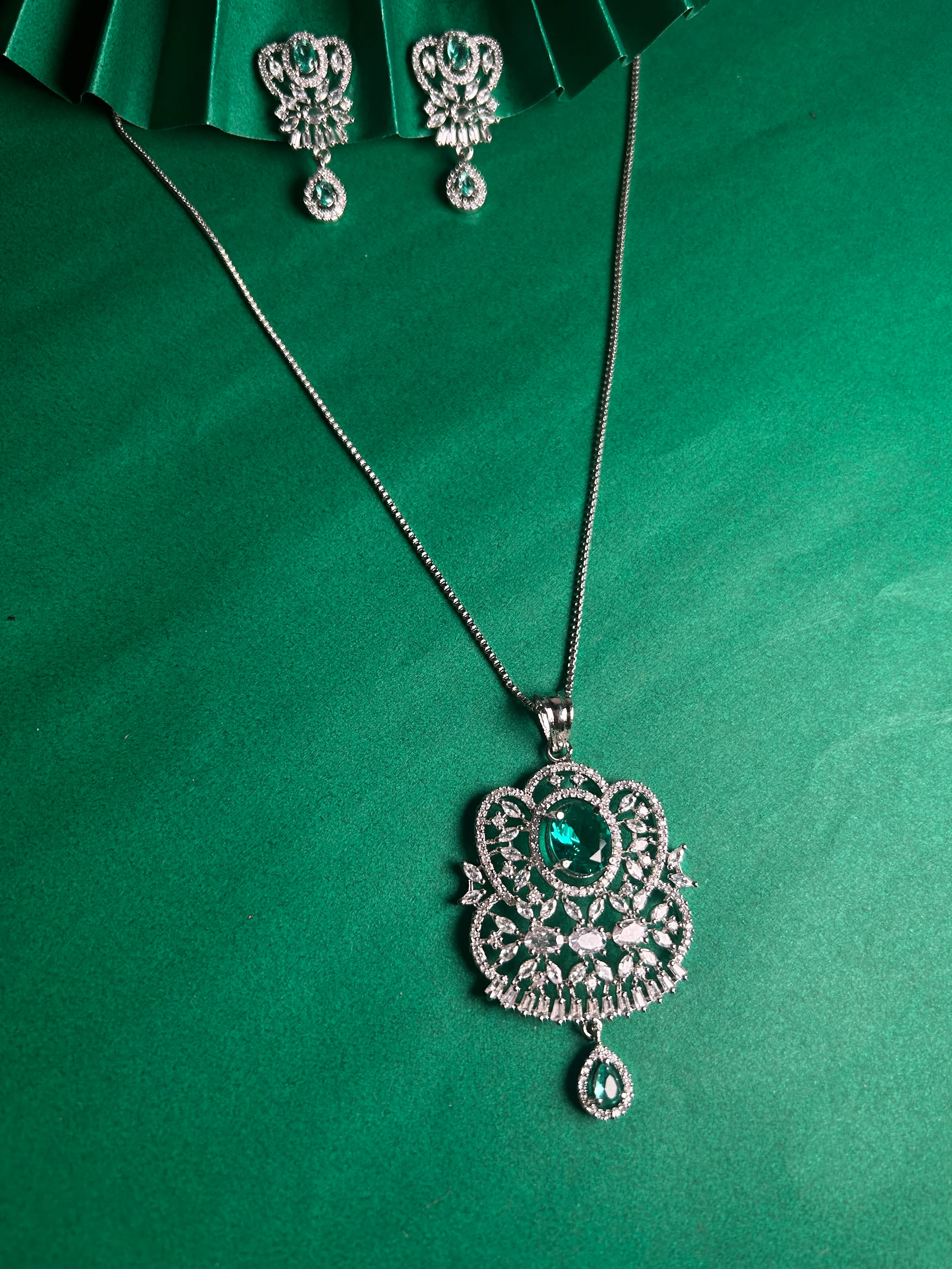 Savana Diamond Earing & Pendant Set - Image 8