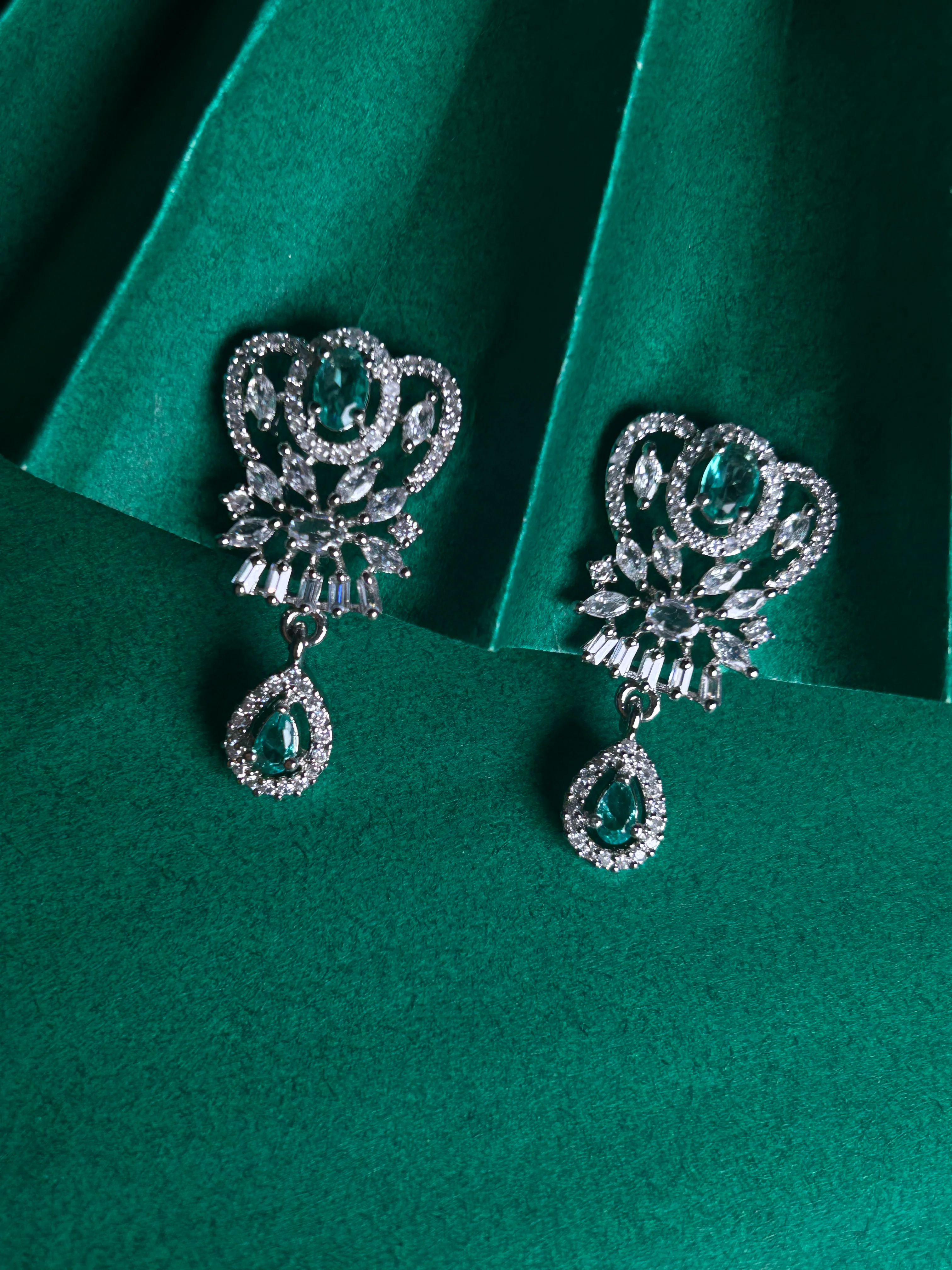 Savana Diamond Earing & Pendant Set - Image 9