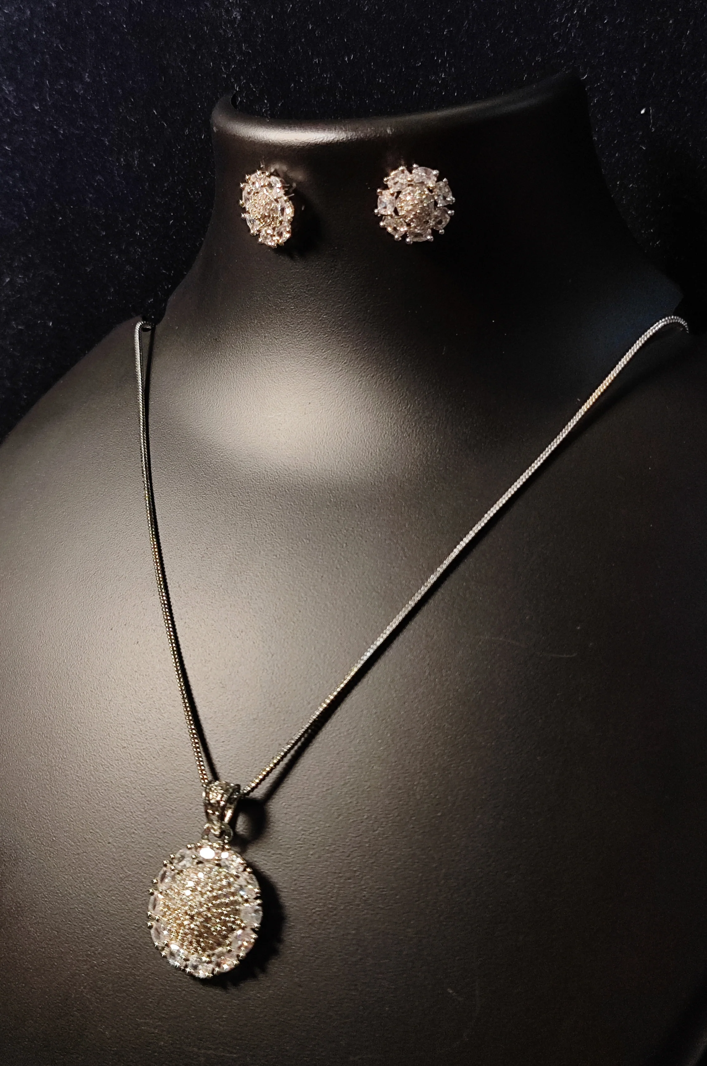 Savana Diamond Earing & Pendant Set - Image 11