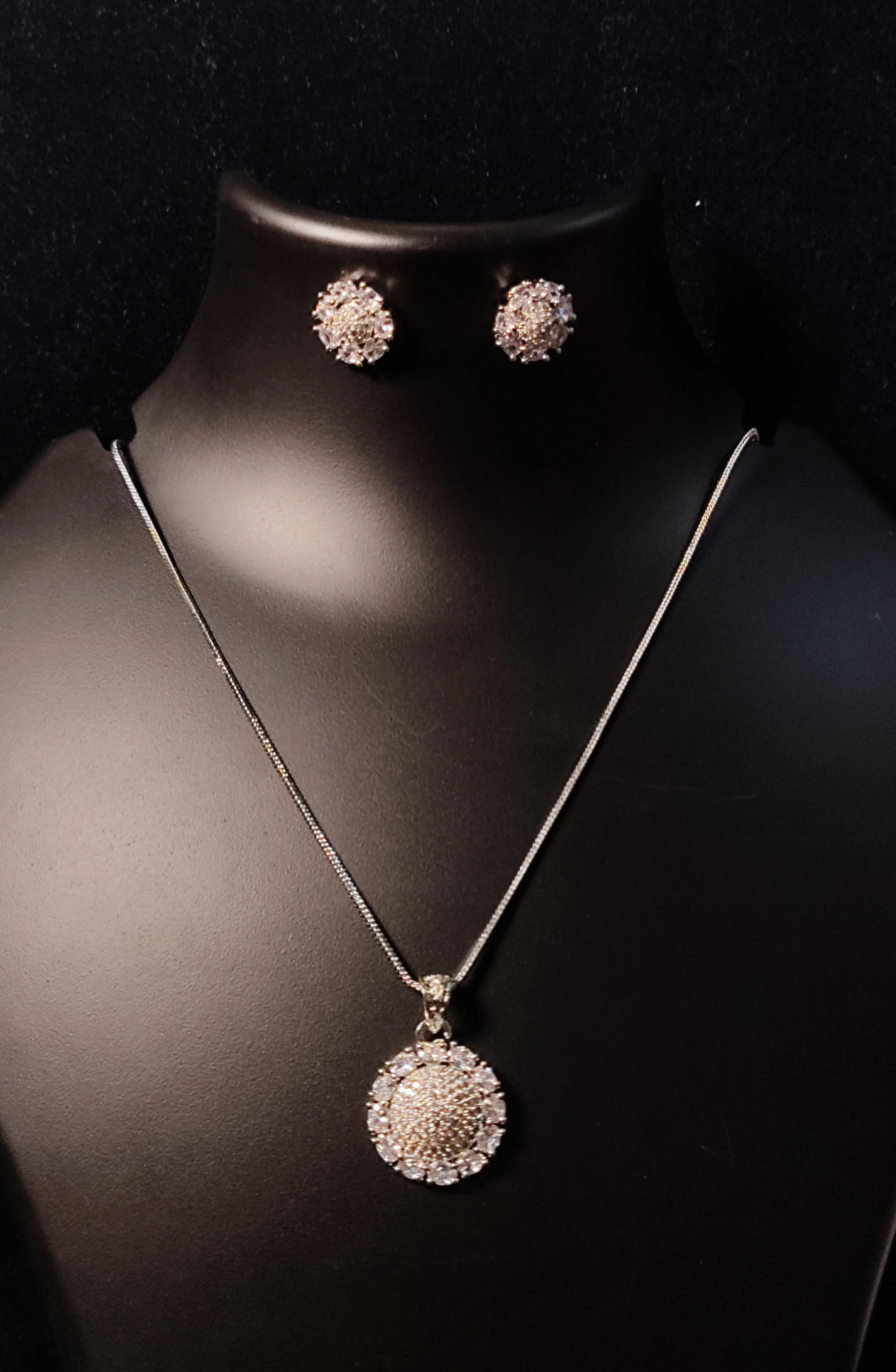 Savana Diamond Earing & Pendant Set - Image 8