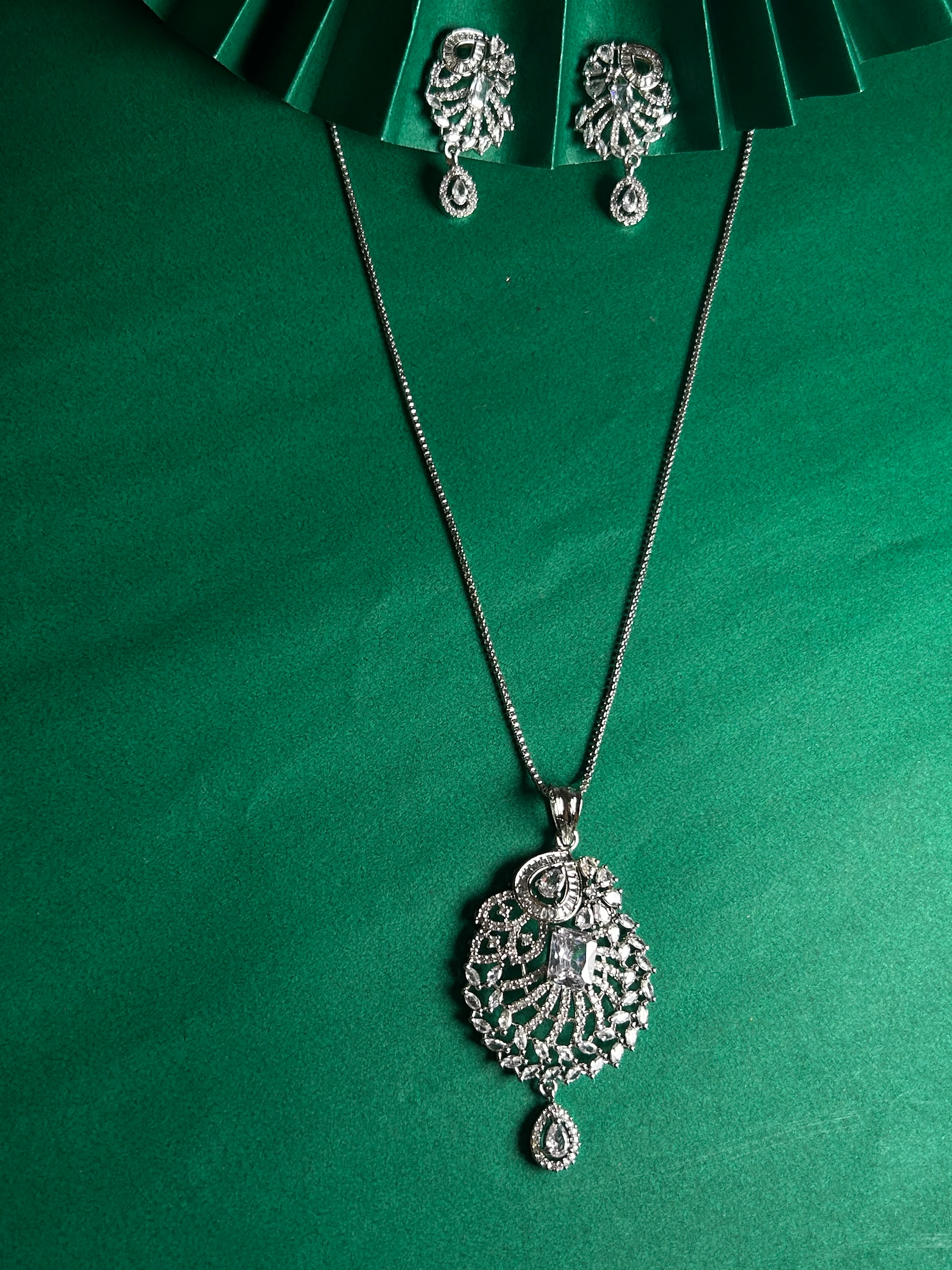 Savana Diamond Earing & Pendant Set - Image 10