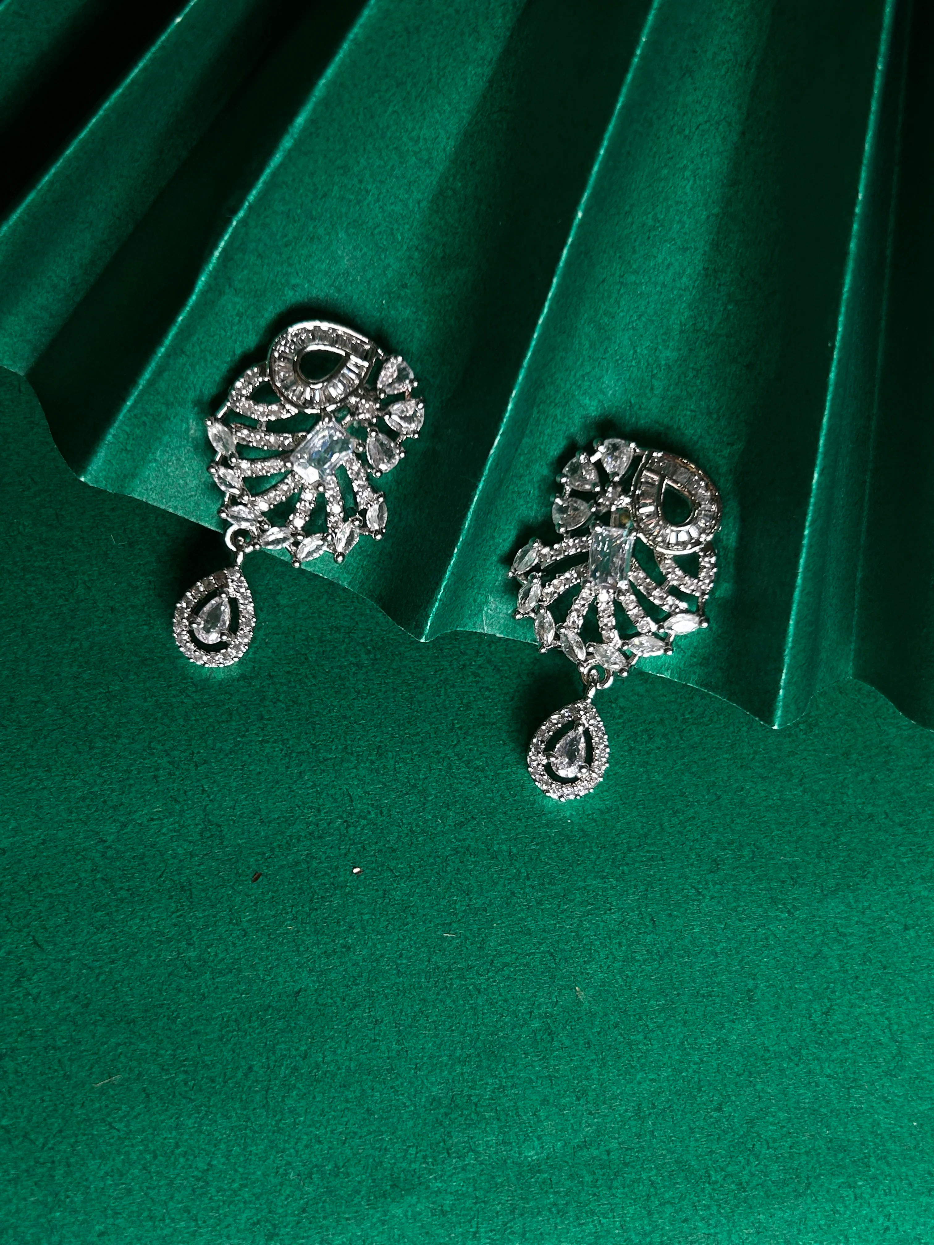 Savana Diamond Earing & Pendant Set - Image 11