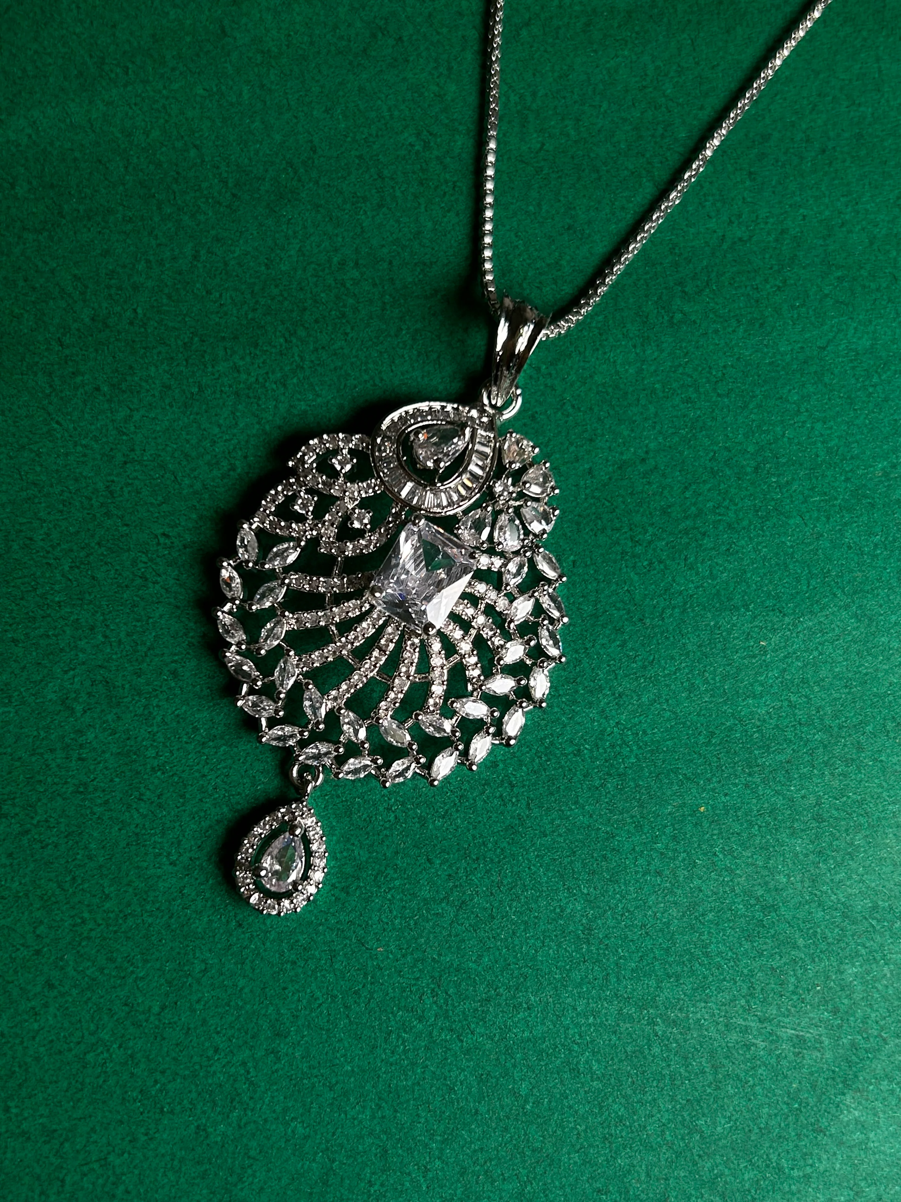 Savana Diamond Earing & Pendant Set - Image 12