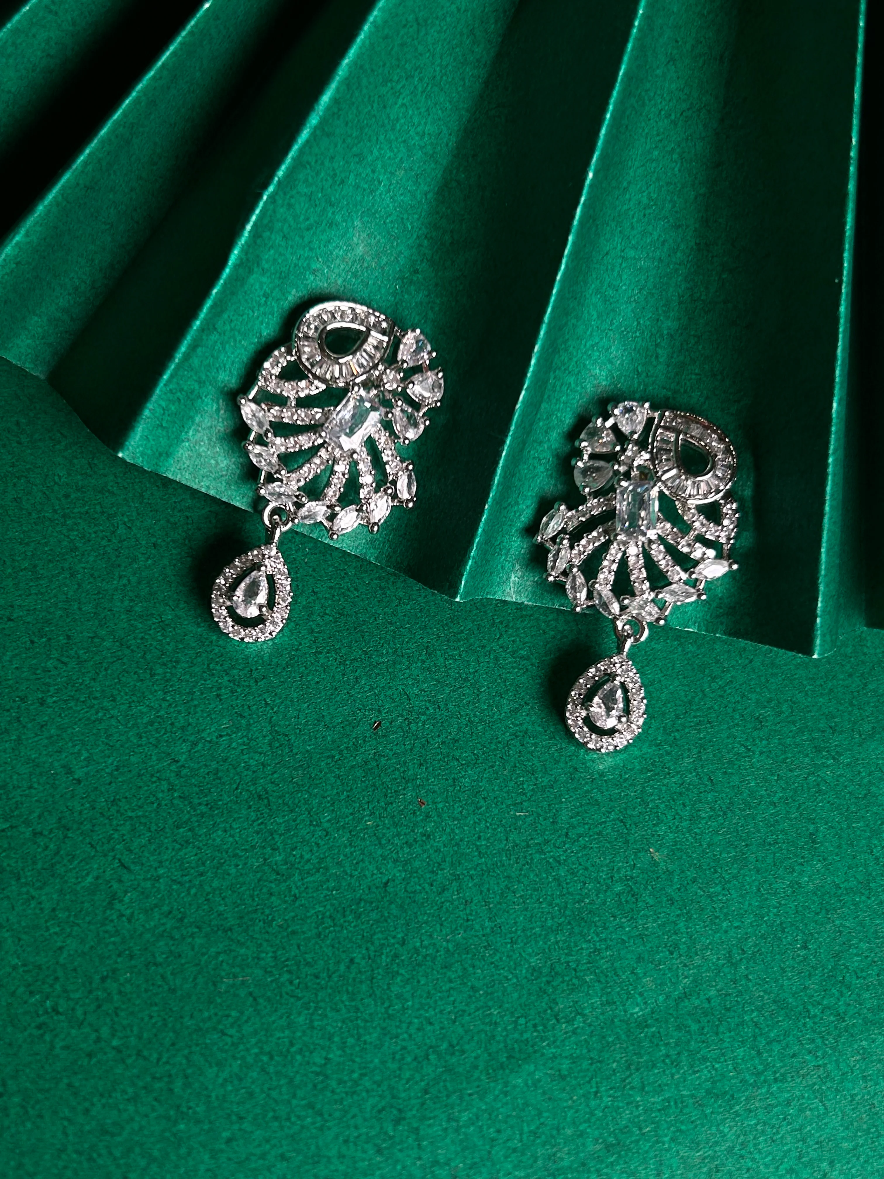 Savana Diamond Earing & Pendant Set - Image 13