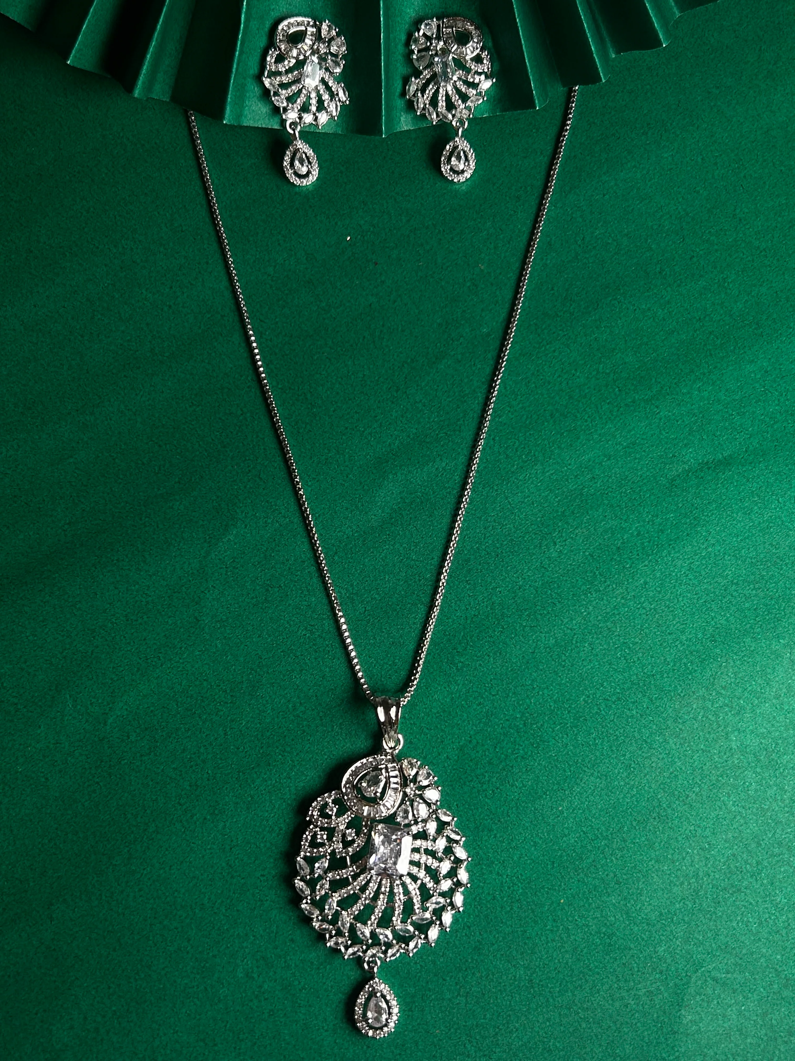 Savana Diamond Earing & Pendant Set - Image 14