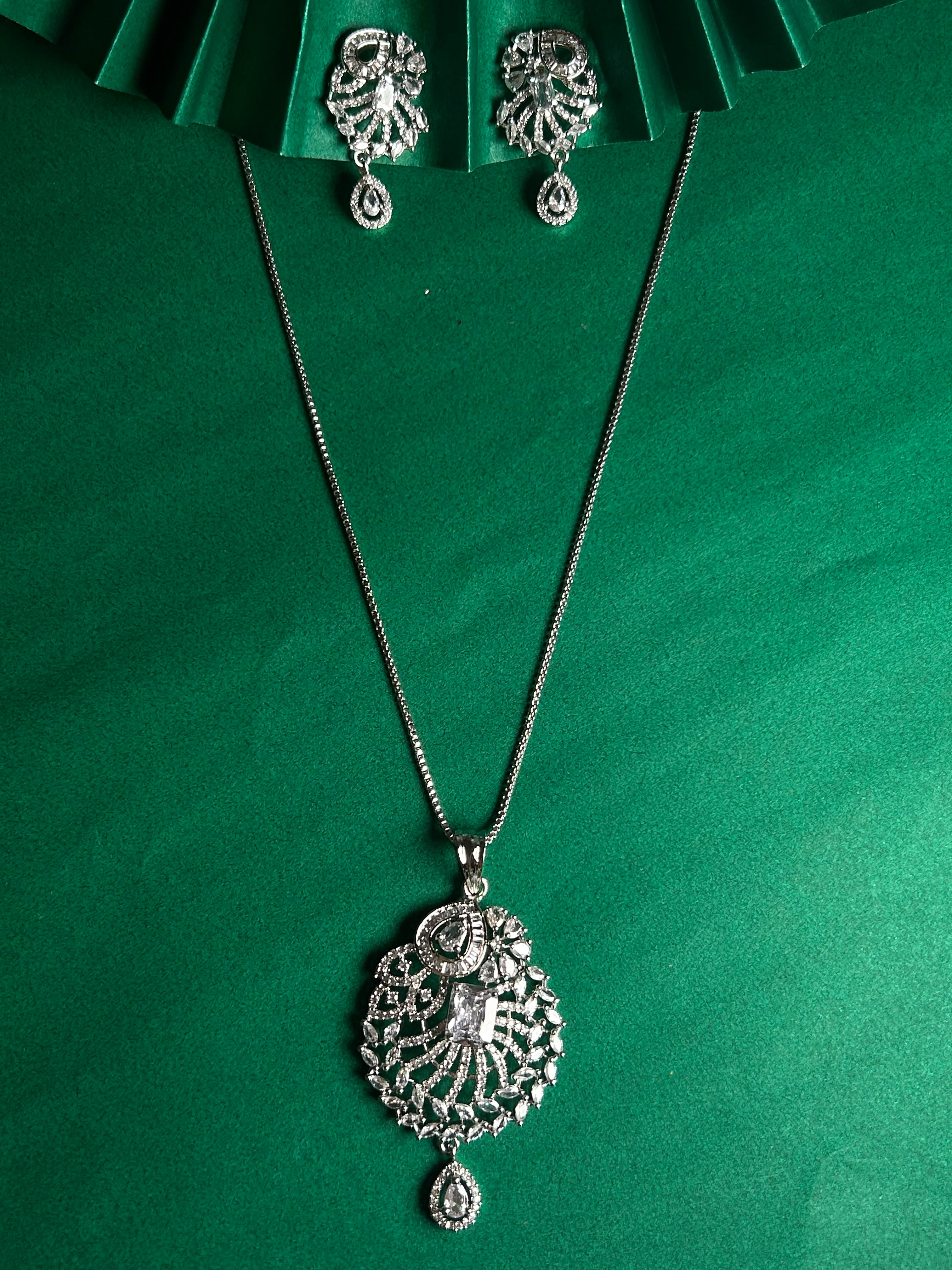 Savana Diamond Earing & Pendant Set - Image 15